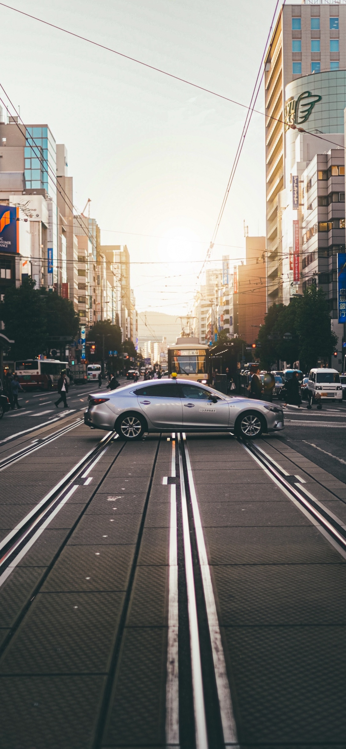 Обои легковые автомобили, колесо, шина, дневное время, здание в разрешении 1125x2436