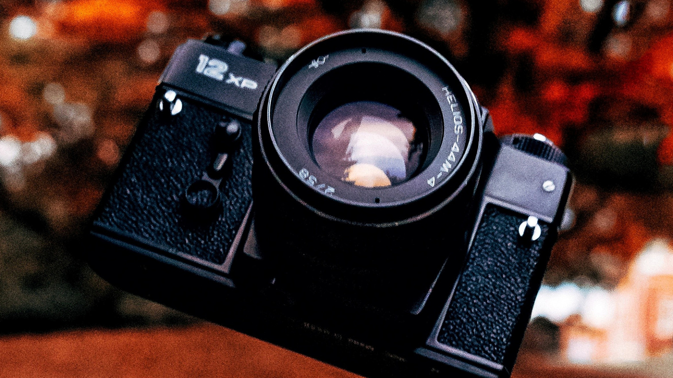 Обои крупный план, цифровой фотоаппарат, камера, зеркальная камера, объектив камеры в разрешении 1366x768