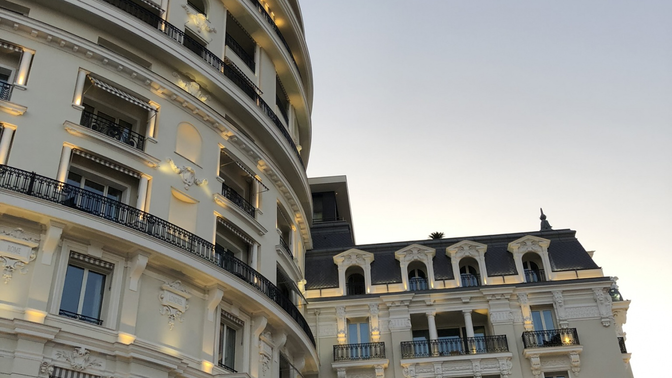 Обои ориентир, окно, кондоминиум, фасад, смешанное использование в разрешении 1366x768