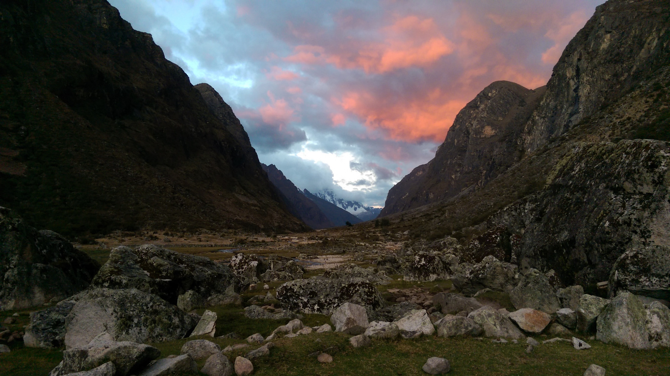 Обои нагорье, Долина, горный рельеф, гора, дикая местность в разрешении 1366x768