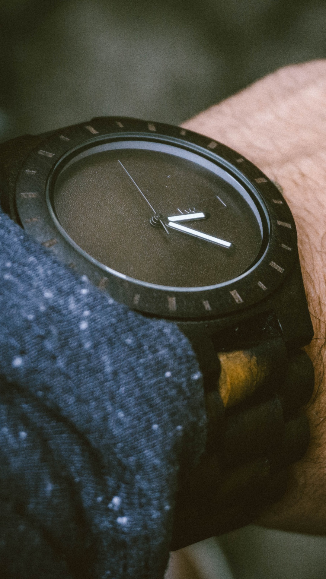 Обои часы, наручные, палец, модный аксессуар, фэшн в разрешении 1080x1920