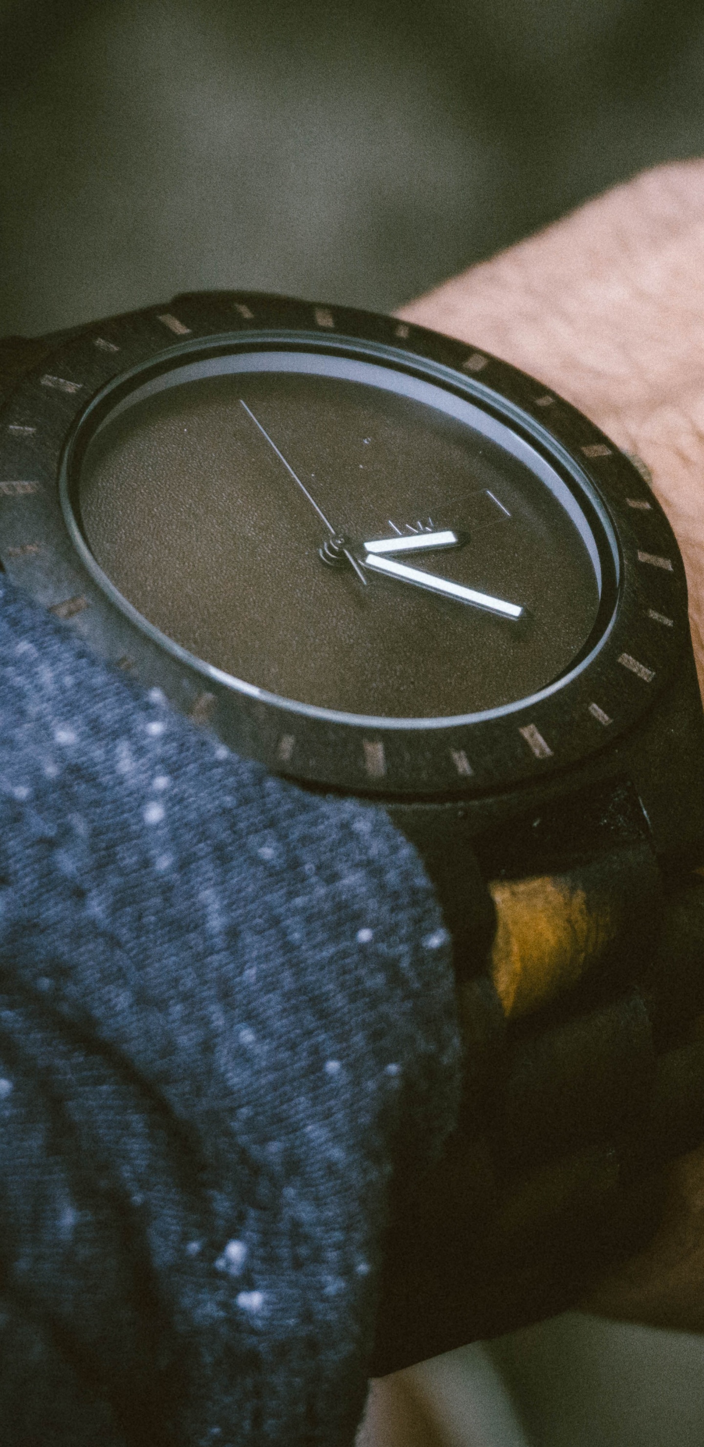 Обои часы, наручные, палец, модный аксессуар, фэшн в разрешении 1440x2960