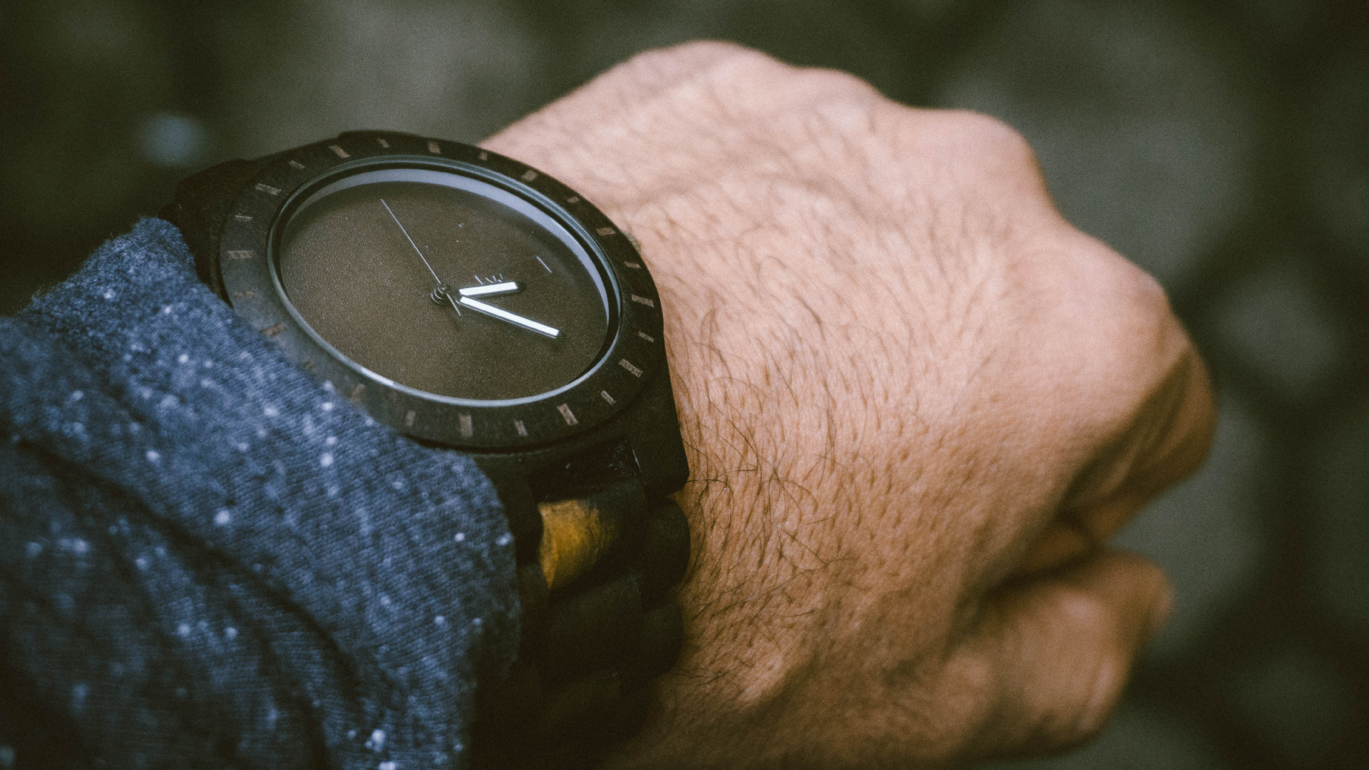 Обои часы, наручные, палец, модный аксессуар, фэшн в разрешении 1920x1080