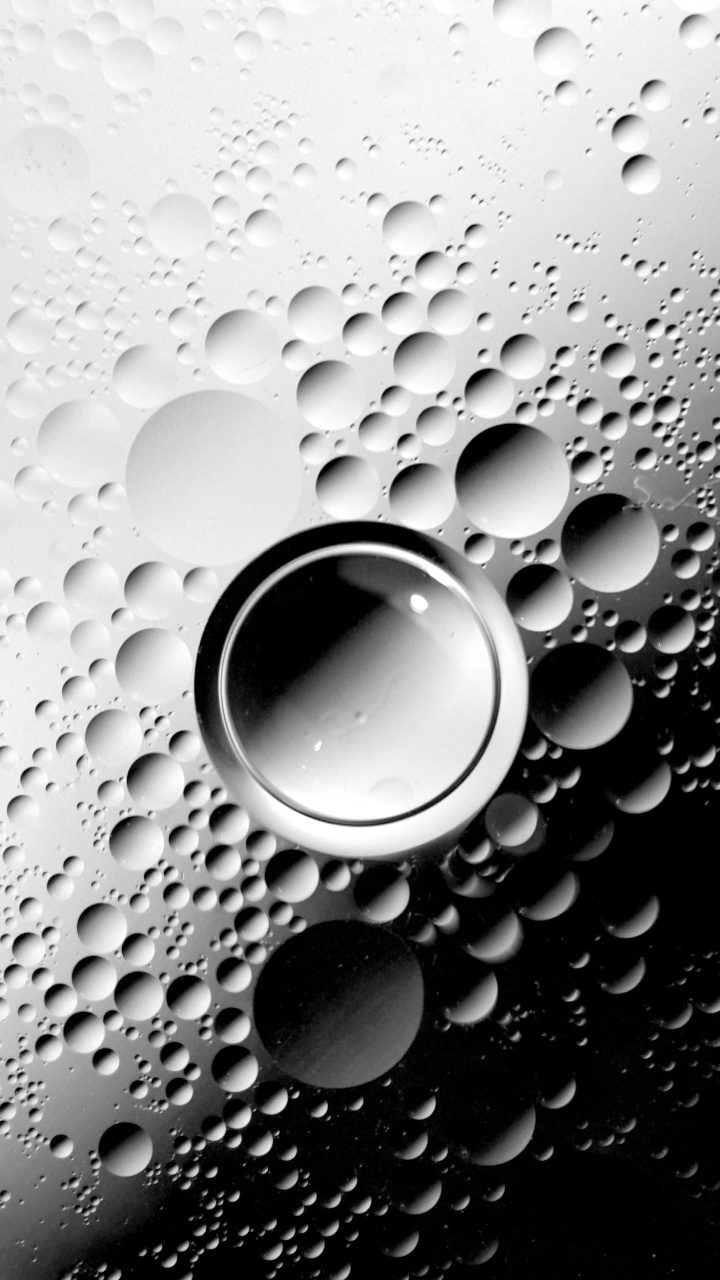 Обои черный и белый, монохромный, вода, круг, монохромный режим в разрешении 720x1280