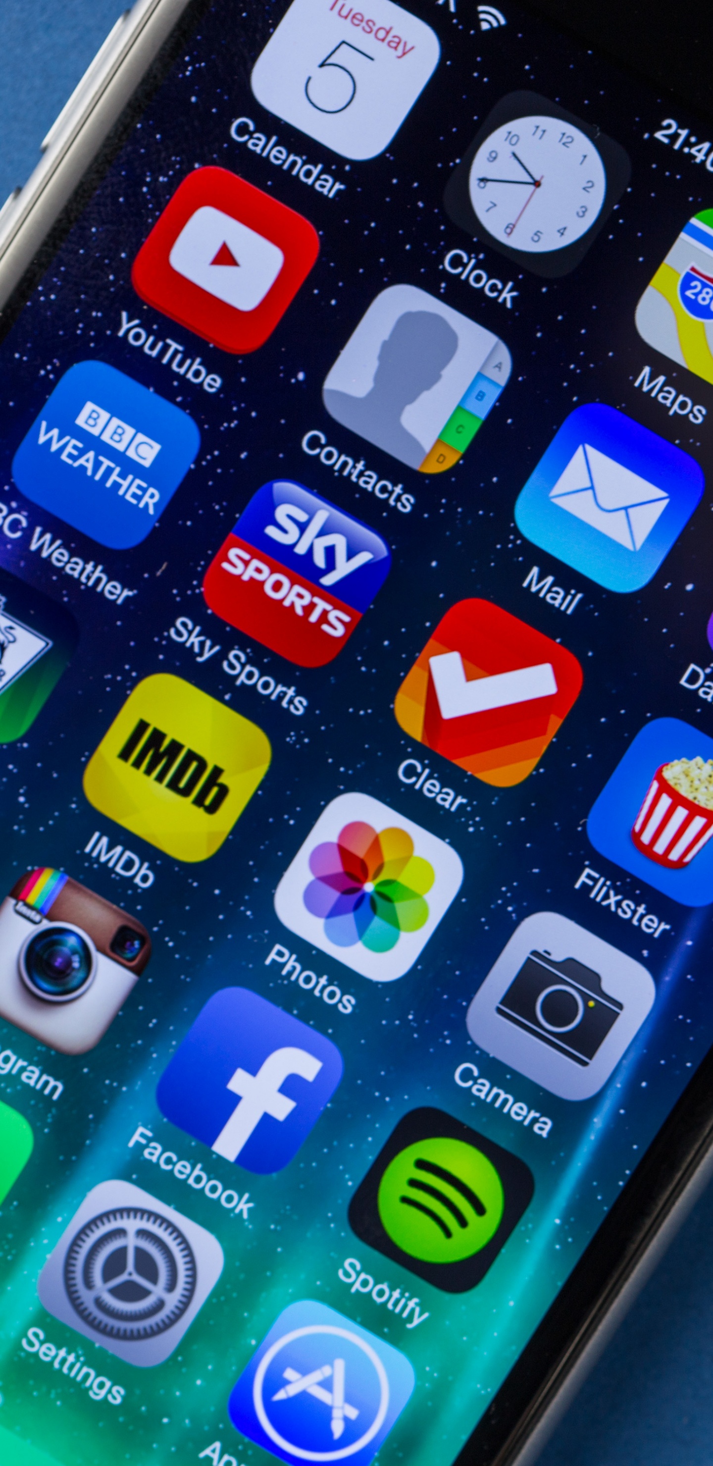 Обои смартфон, портативное устройство коммуникации, гаджет, коммуникационное устройство, электронное устройство в разрешении 1440x2960