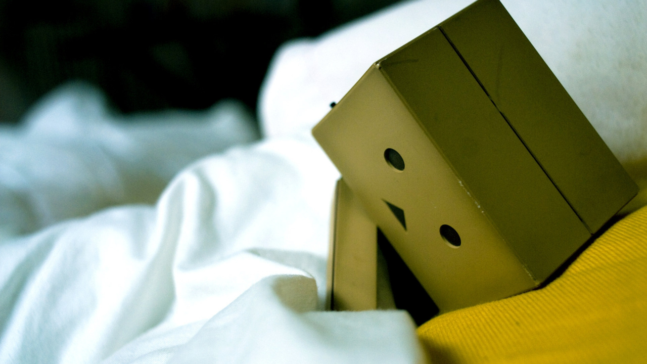 Обои зеленый, желтый, грусть, робот, коробки в разрешении 1280x720