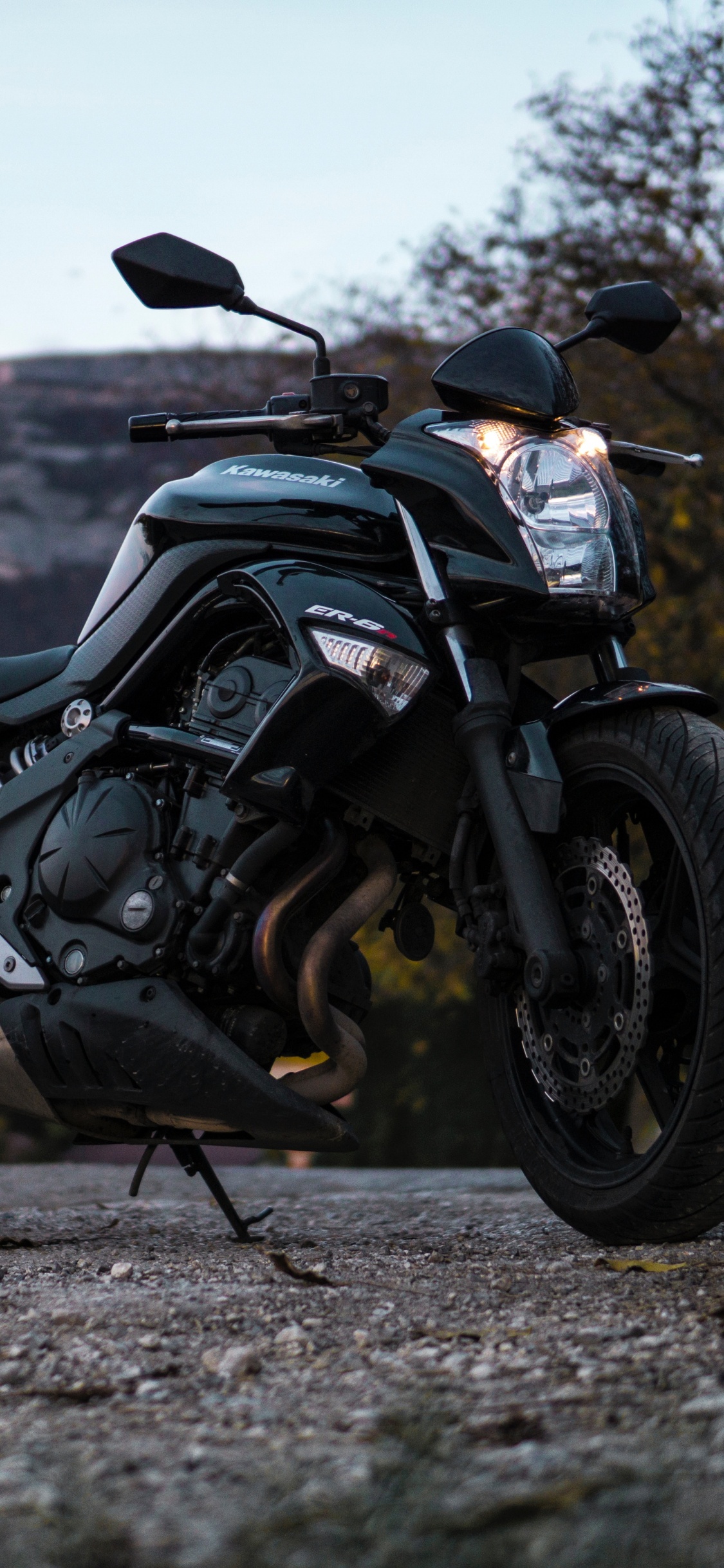 Обои мотоцикл дорога, мотоцикл, дорога, авто, автомобильные шины в разрешении 1125x2436