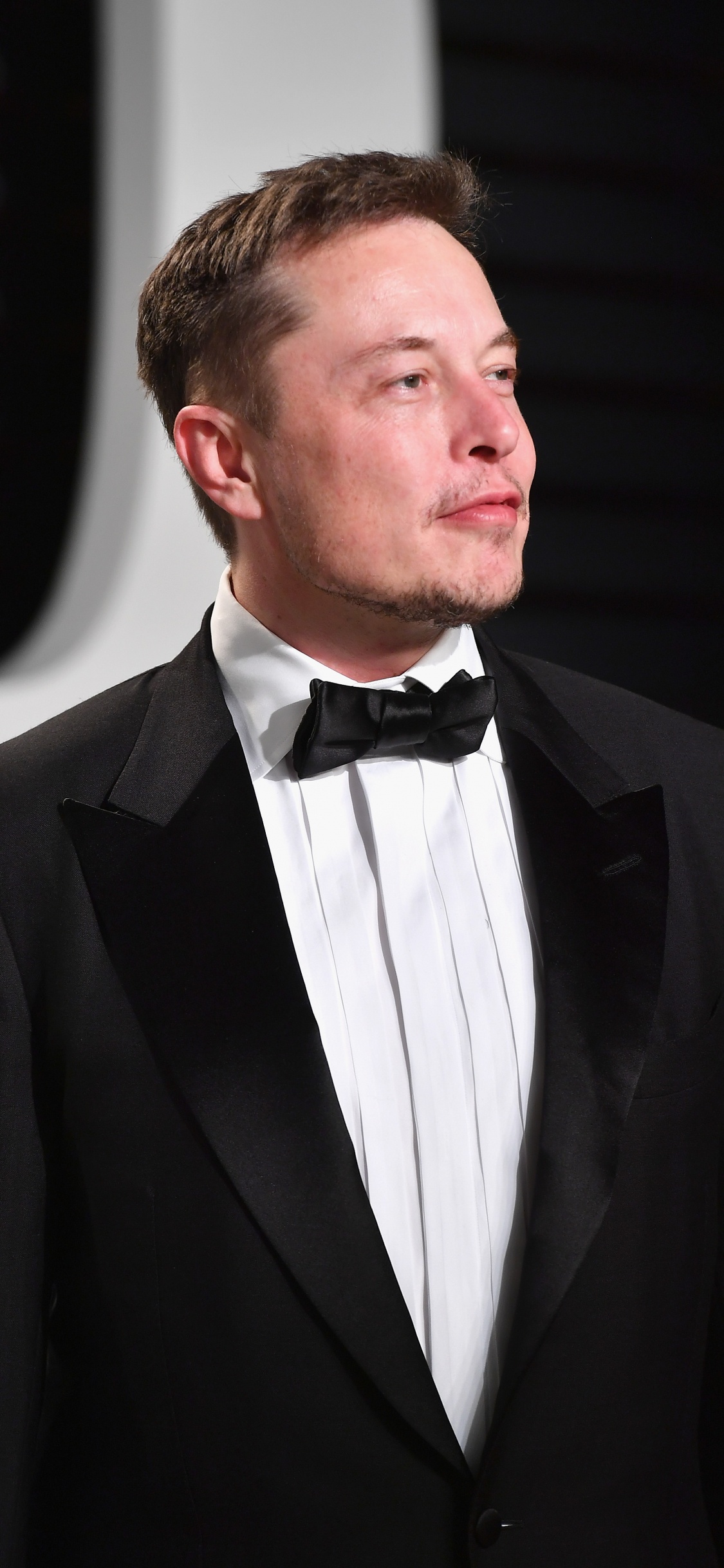 Обои Илон Маск, Tesla Model 3, официальная одежда, мужчина, предприниматель в разрешении 1125x2436