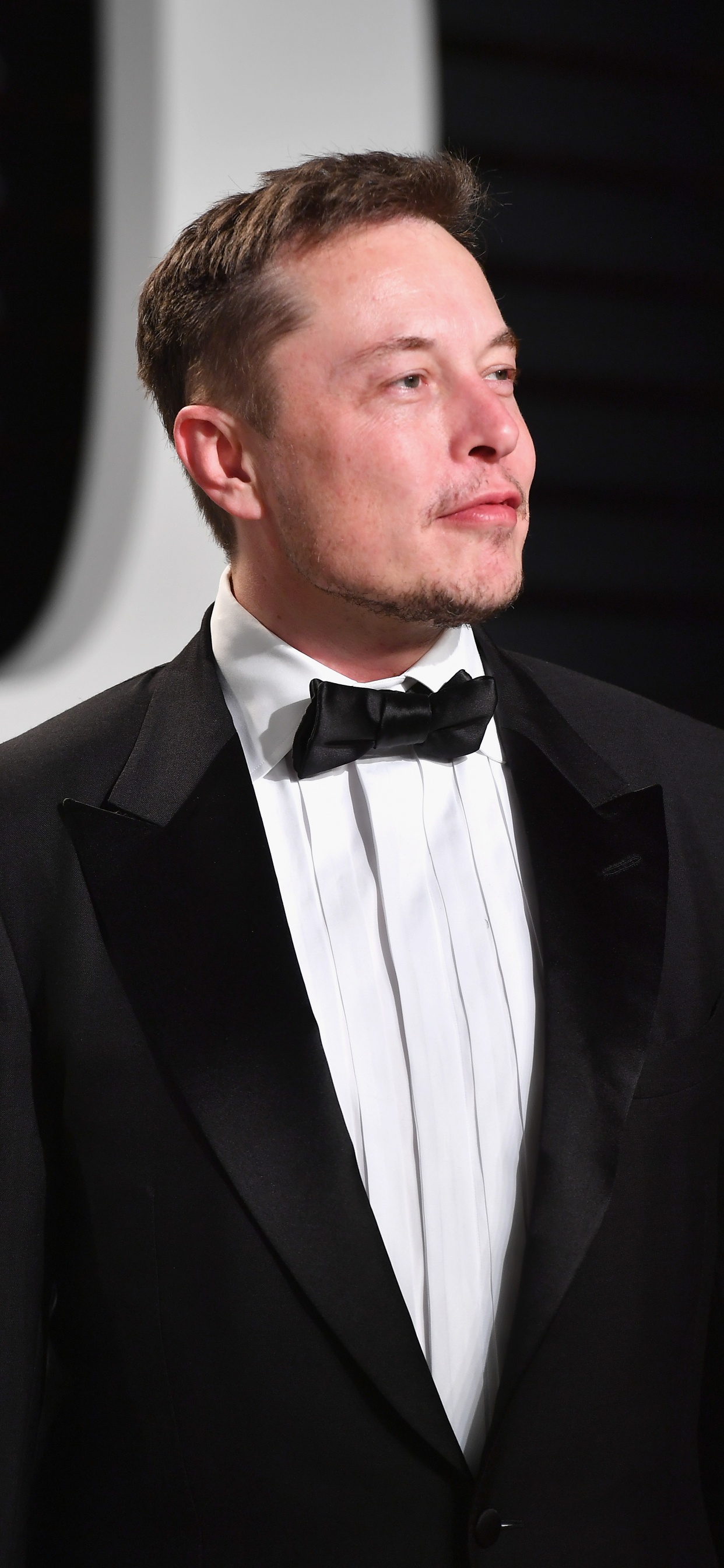 Обои Илон Маск, Tesla Model 3, официальная одежда, мужчина, предприниматель в разрешении 1242x2688