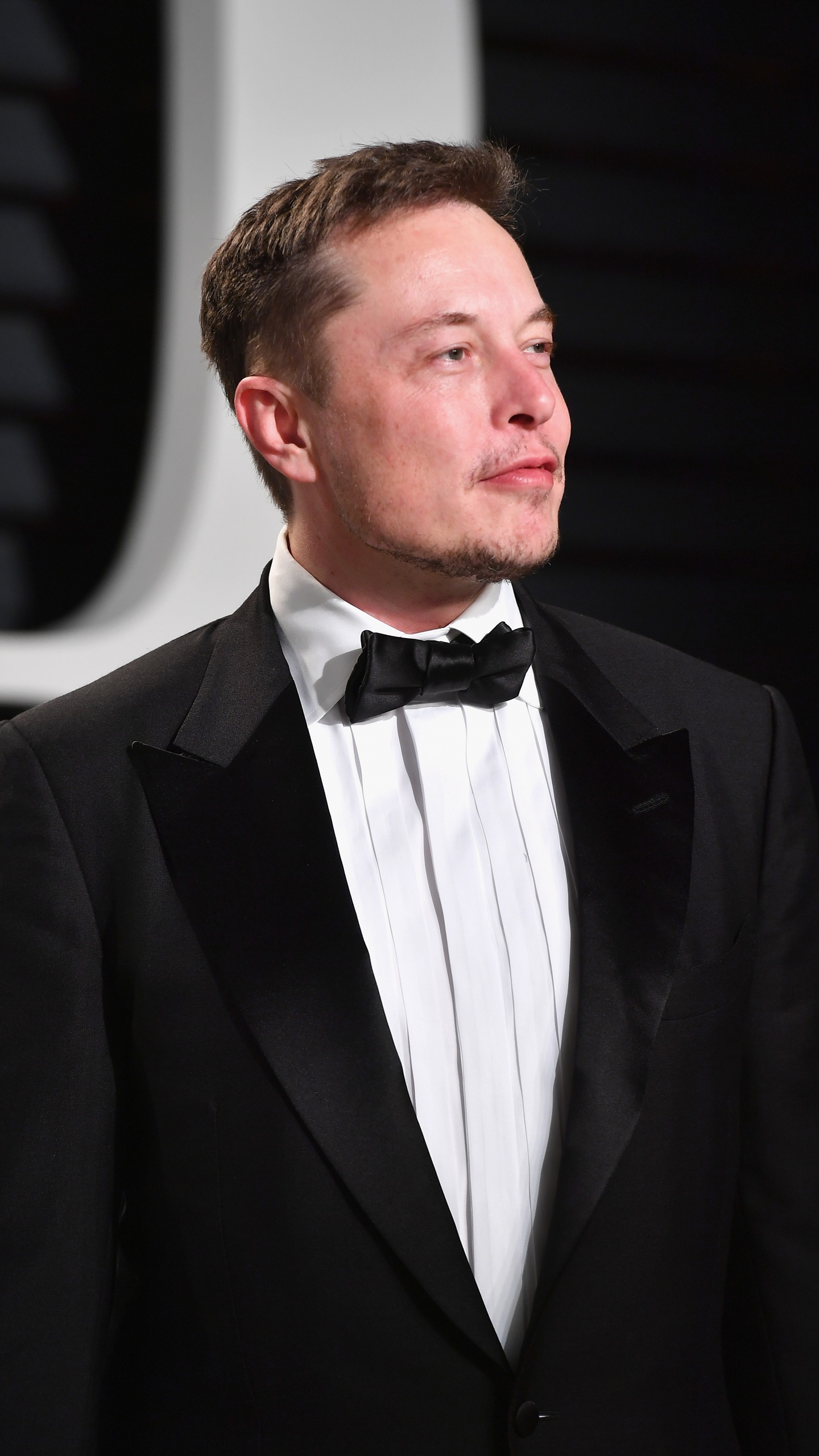 Обои Илон Маск, Tesla Model 3, официальная одежда, мужчина, предприниматель в разрешении 1440x2560