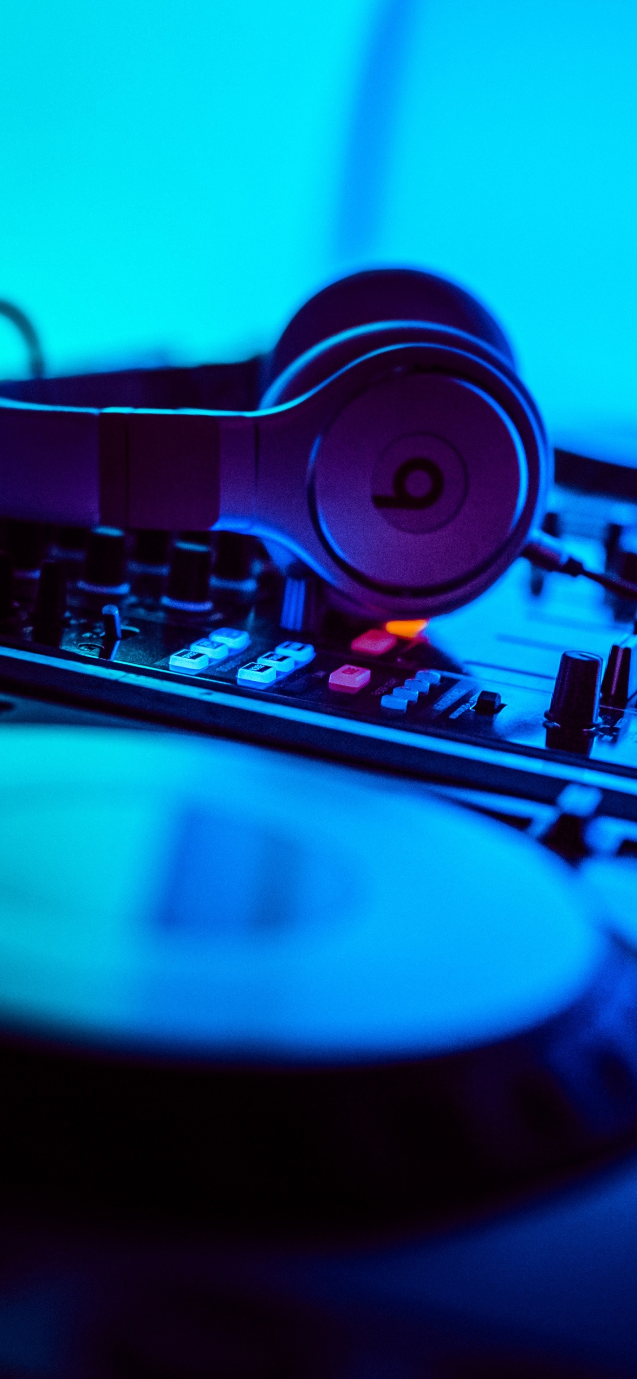 Обои электронная танцевальная музыка, развлечение, электроника, синий, диск жокей в разрешении 1242x2688