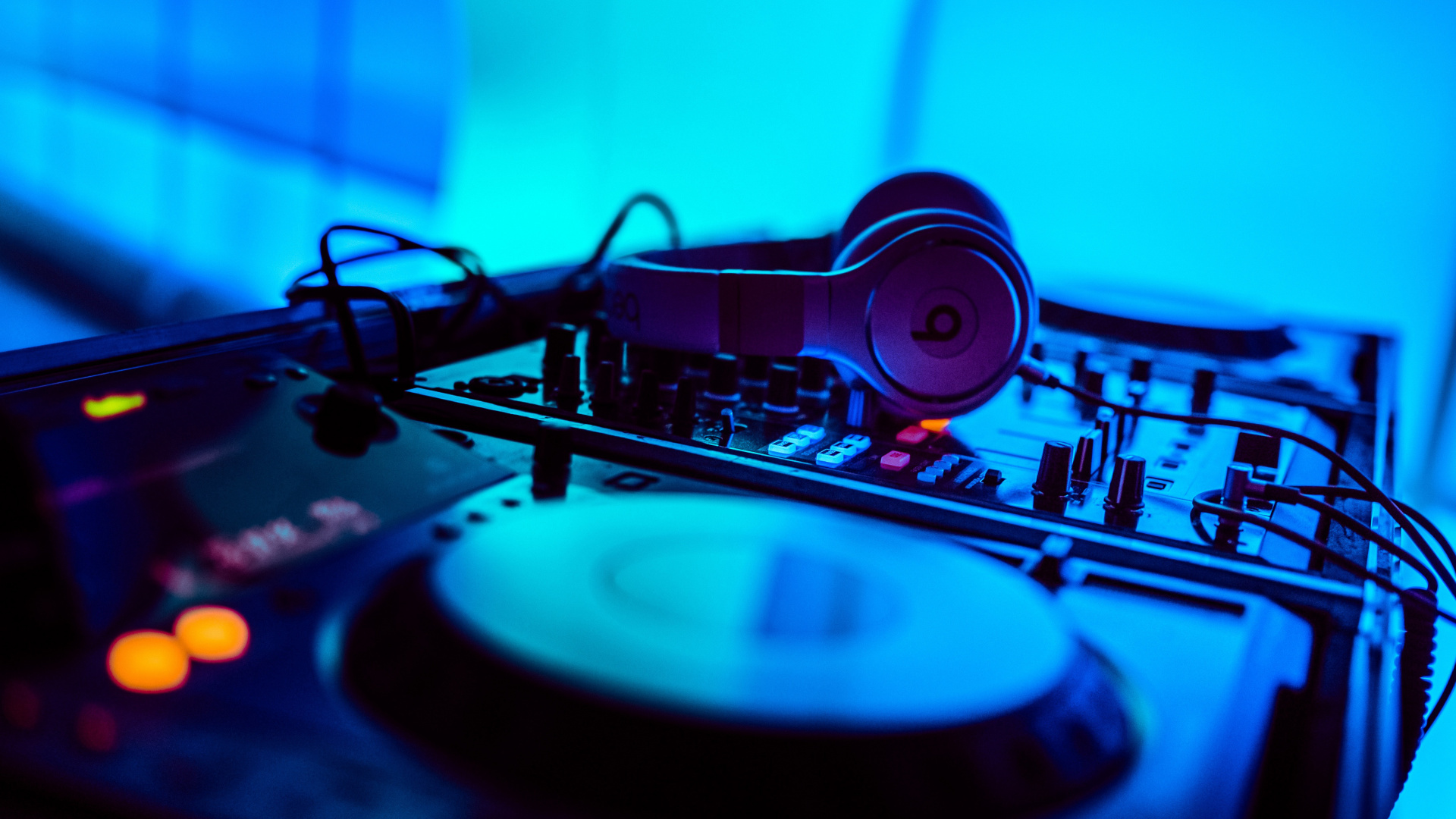 Обои электронная танцевальная музыка, развлечение, электроника, синий, диск жокей в разрешении 1920x1080