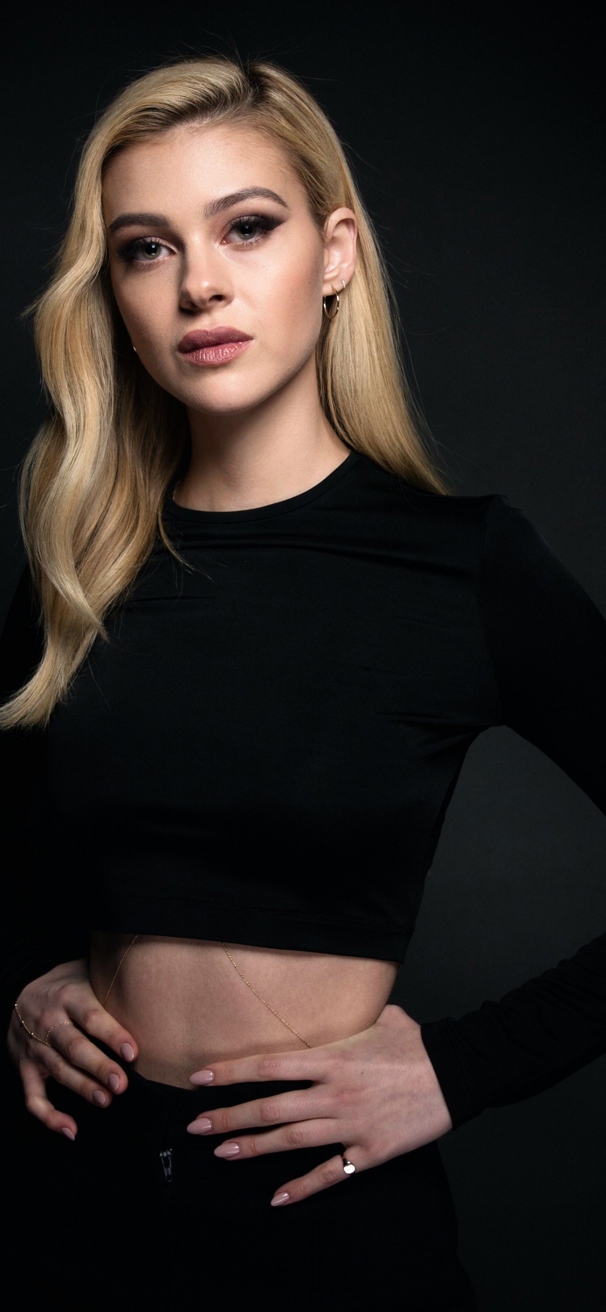 Обои Никола Пельтц, рукав, жест, серый цвет, Талия в разрешении 1242x2688