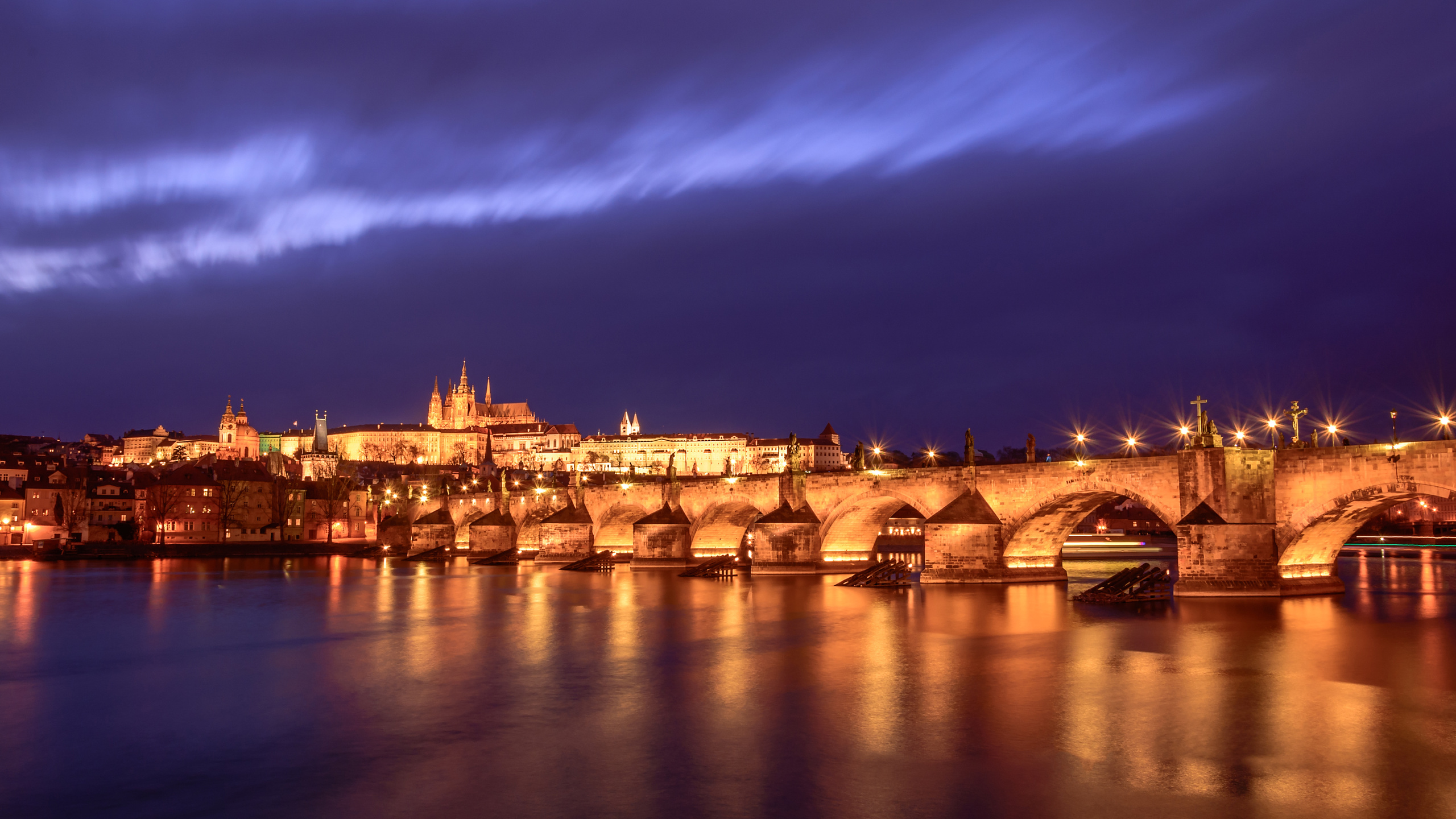 Обои Прага, ночь, ориентир, реки, мост в разрешении 2560x1440