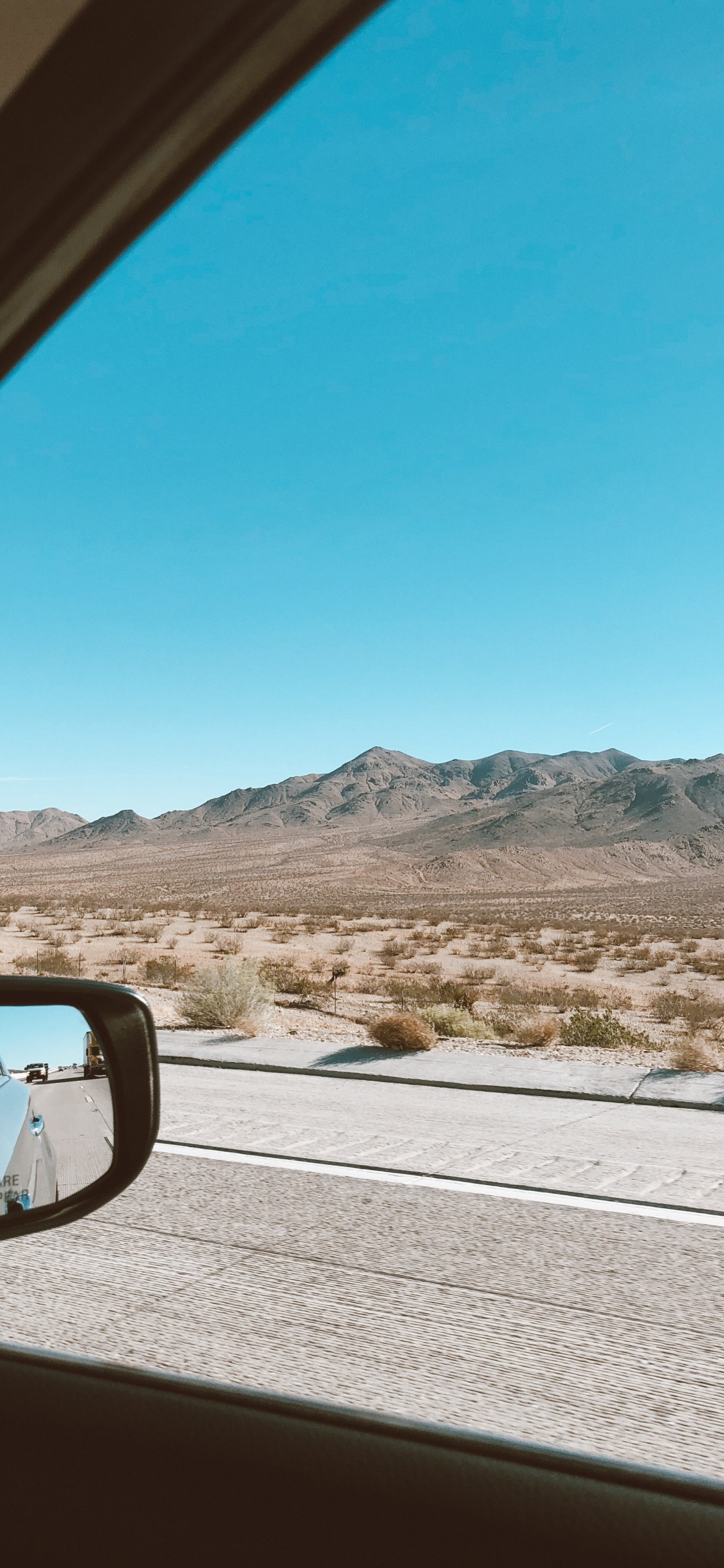 Обои Король, ветровое стекло, зеркало заднего вида, дорожное путешествие, автомобильное зеркало в разрешении 1125x2436