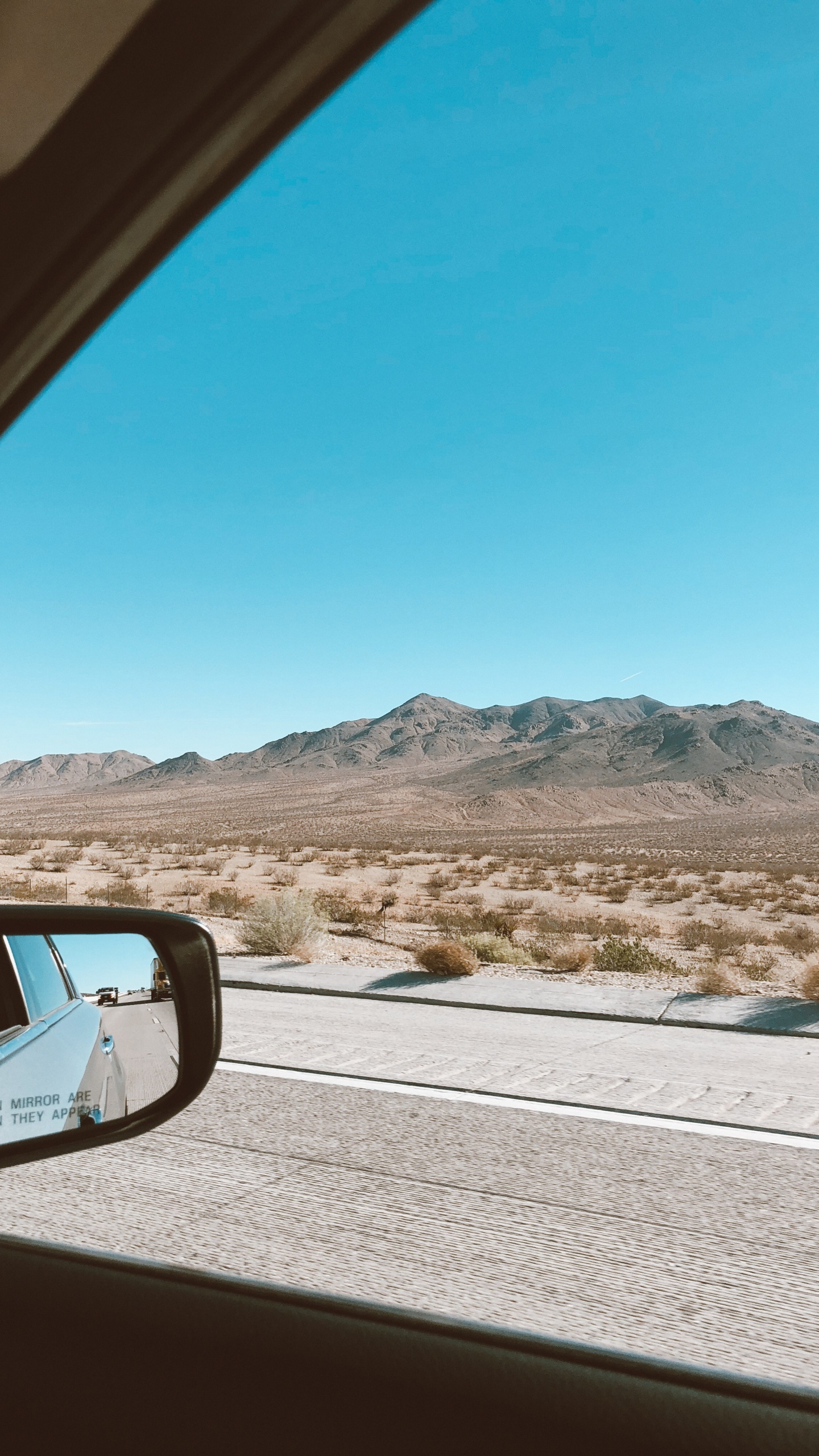 Обои Король, ветровое стекло, зеркало заднего вида, дорожное путешествие, автомобильное зеркало в разрешении 1440x2560