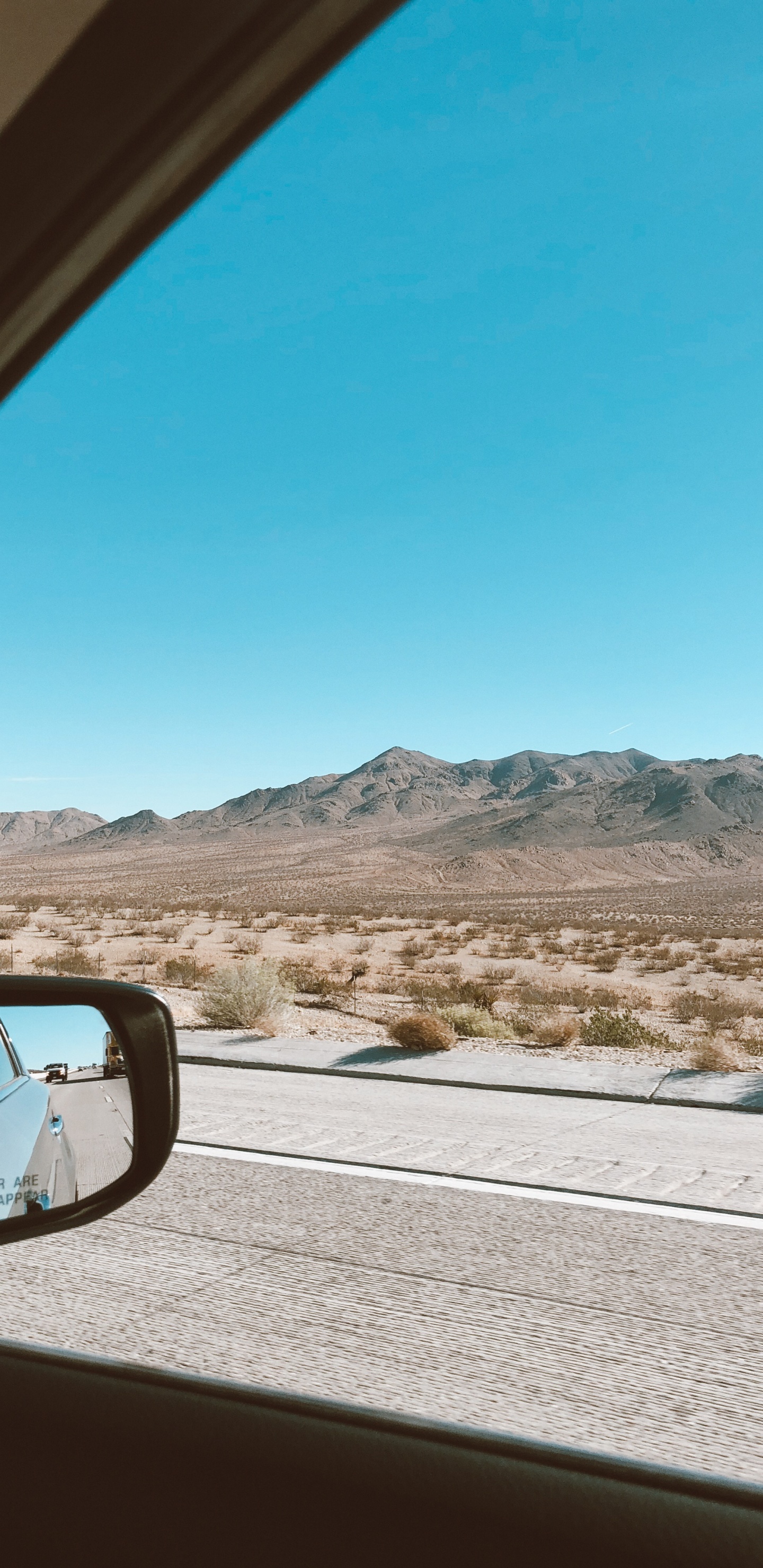 Обои Король, ветровое стекло, зеркало заднего вида, дорожное путешествие, автомобильное зеркало в разрешении 1440x2960