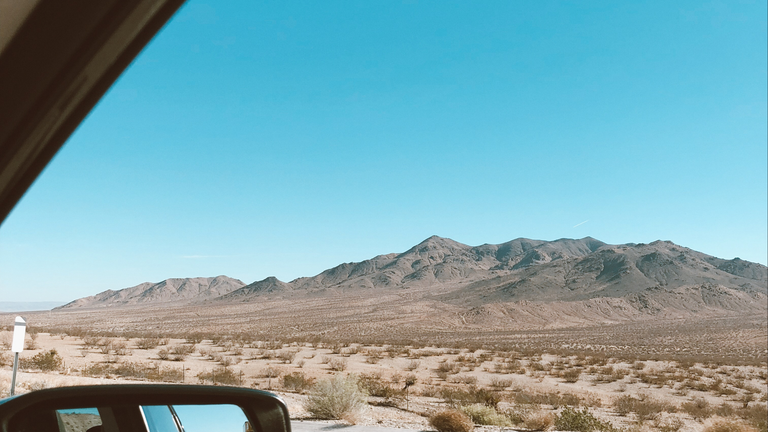 Обои Король, ветровое стекло, зеркало заднего вида, дорожное путешествие, автомобильное зеркало в разрешении 2560x1440