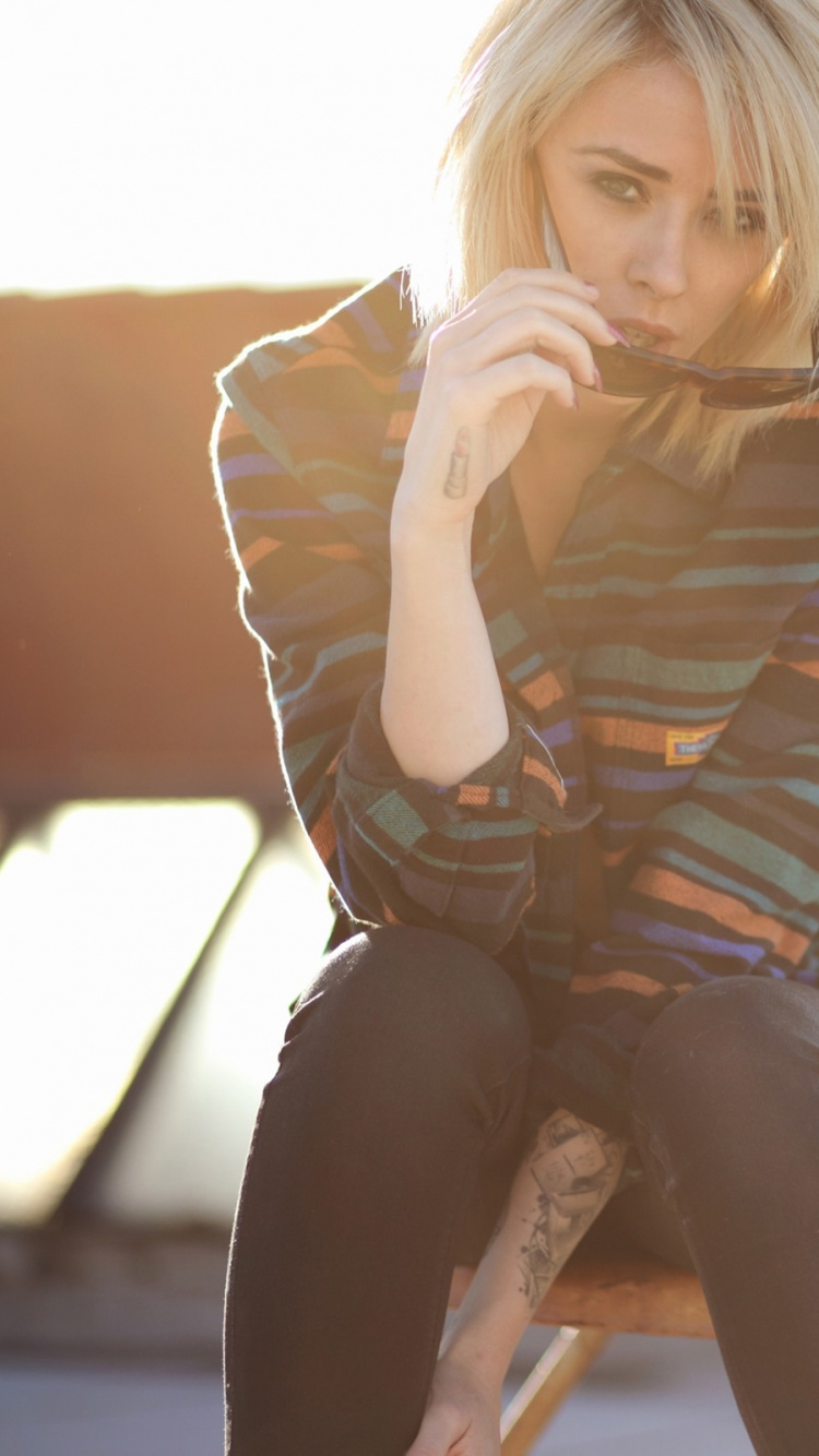 Обои блондин, сидящий, нога, длинные волосы, бедра в разрешении 750x1334