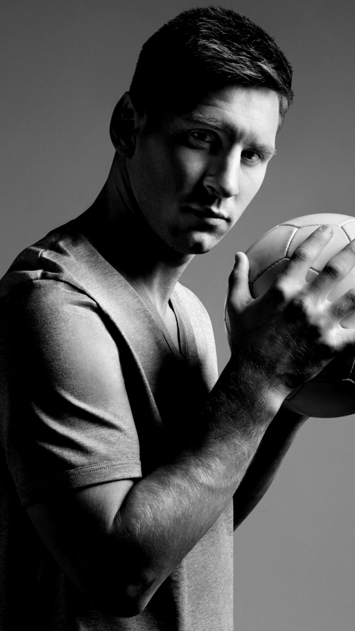 Обои Лионель Месси, ФК Барселона, Футбольный игрок, черный и белый, мяч в разрешении 720x1280