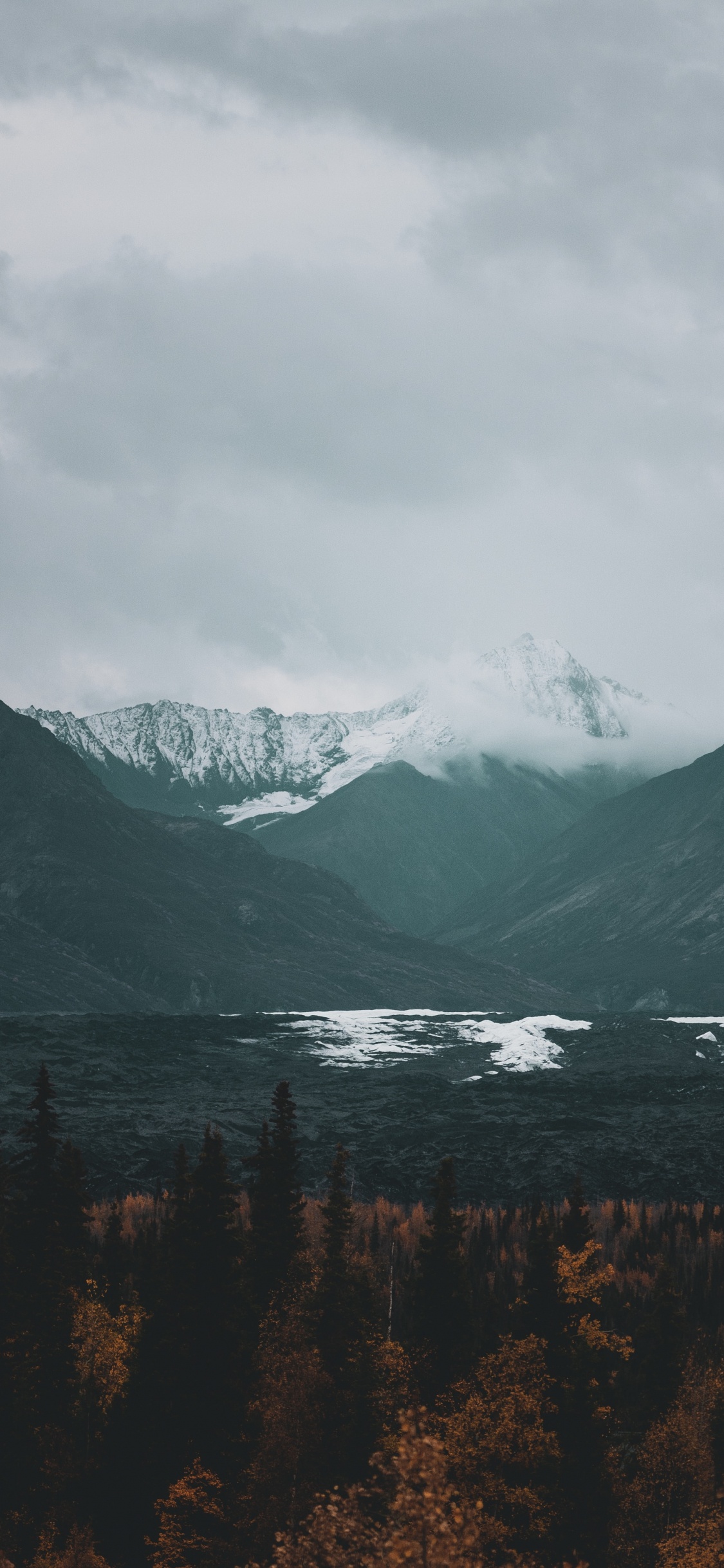 Обои горный хребет, озеро, пейзажи гор, горная станция, Упал в разрешении 1125x2436