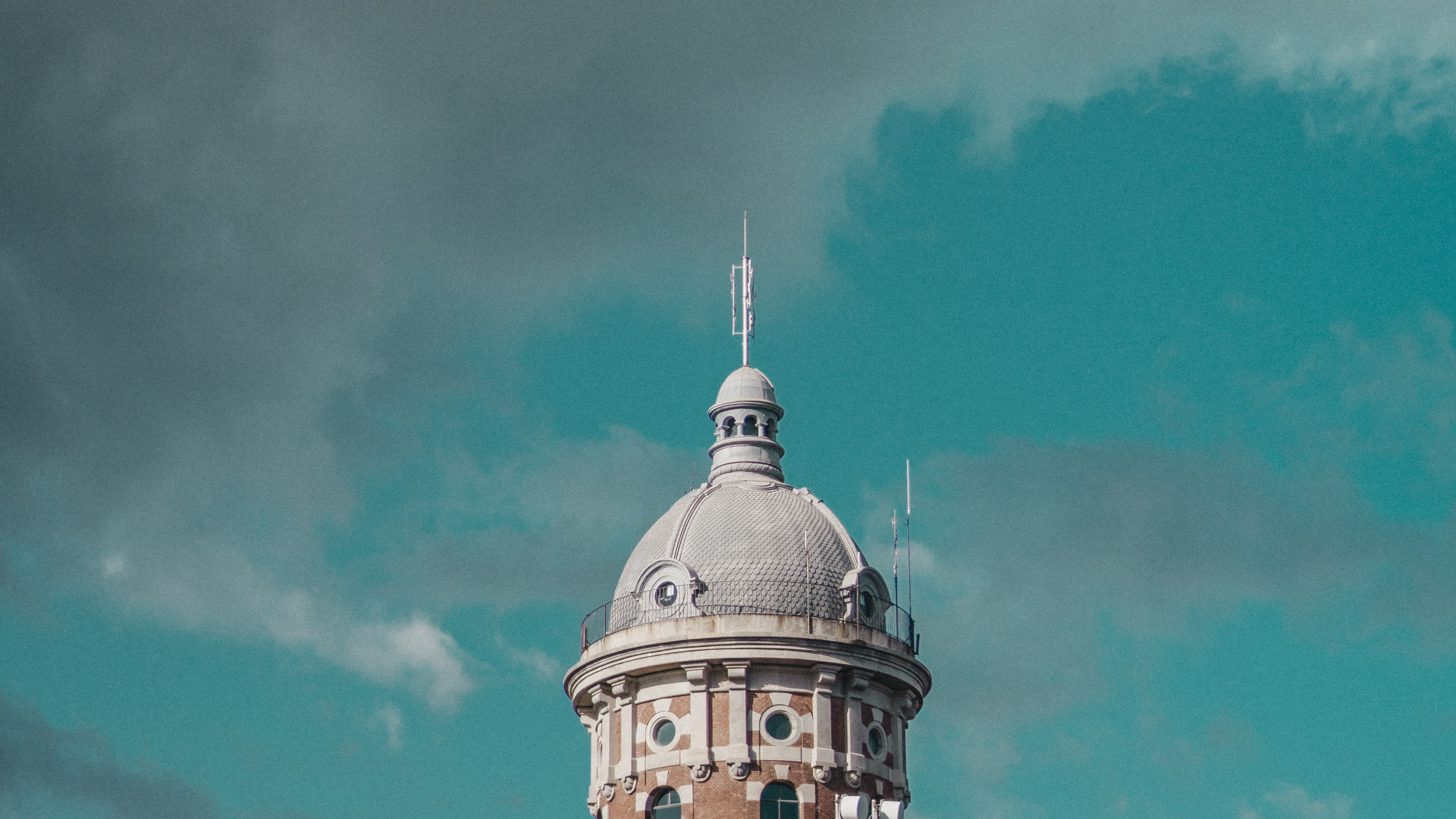 Обои дерево, здание, небо, ориентир, Барселона в разрешении 3840x2160