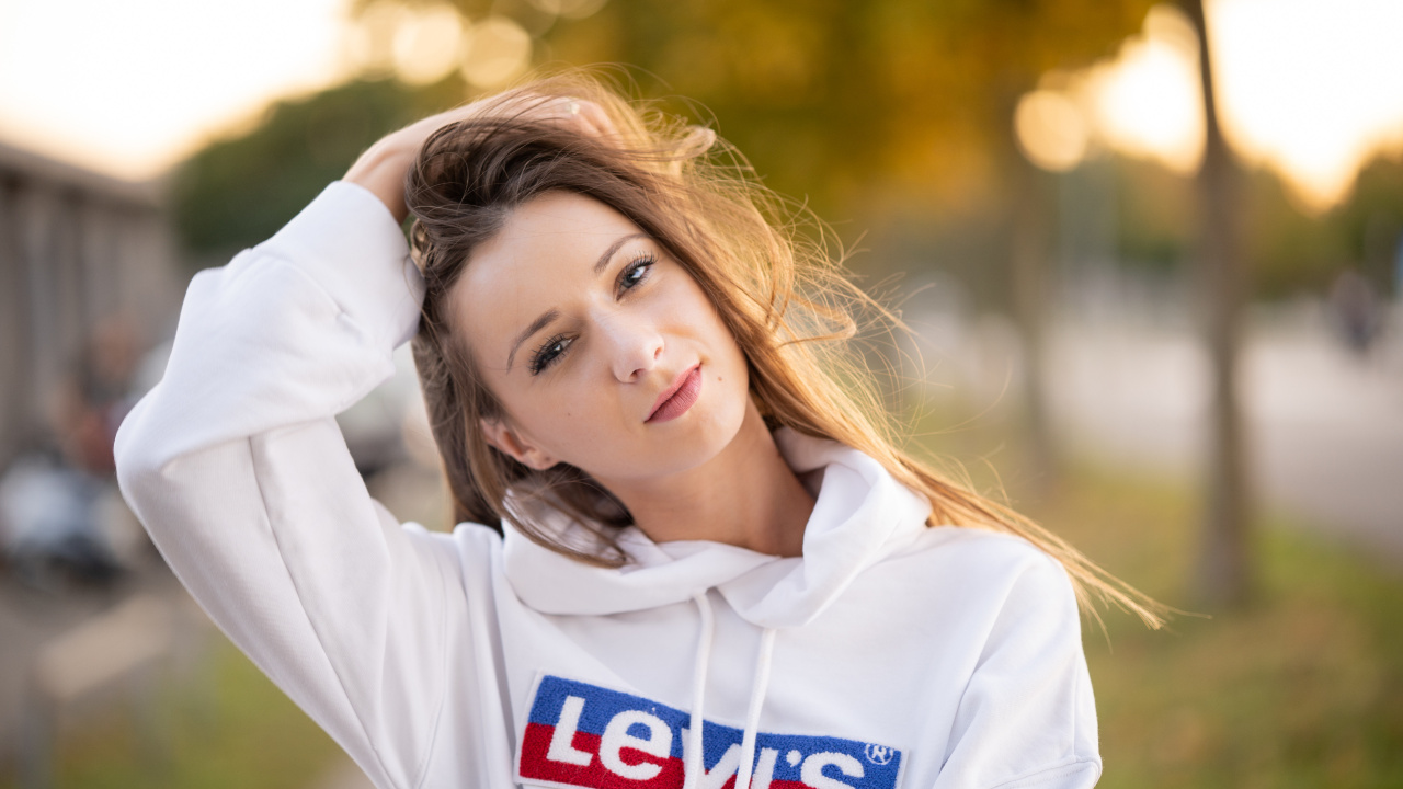 Обои ios, волосы, лицо, губа, плечо в разрешении 1280x720