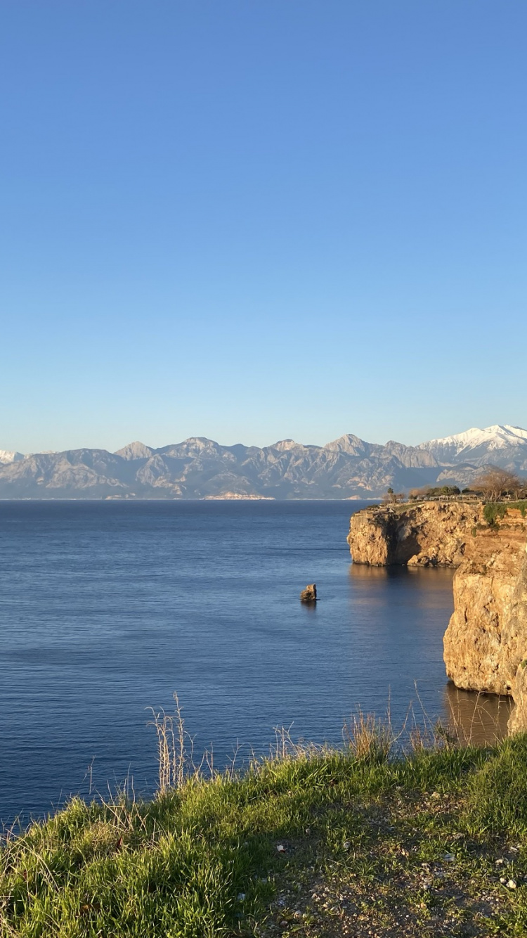 Обои побережье, вода, растение, гора, лазурный в разрешении 750x1334