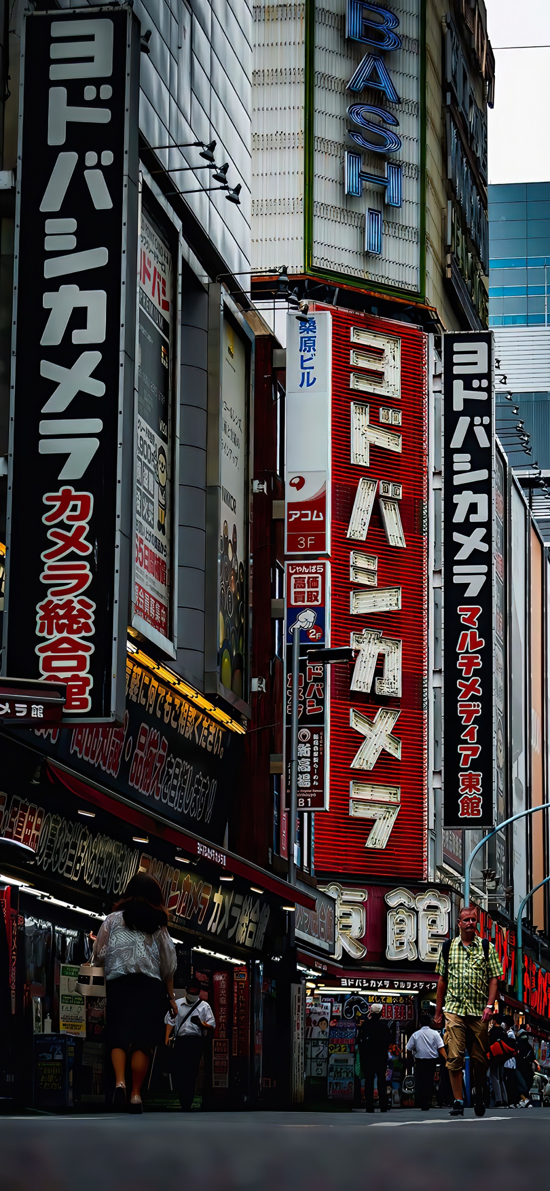 Обои ориентир, улица, здание, рекламный щит, город в разрешении 1125x2436