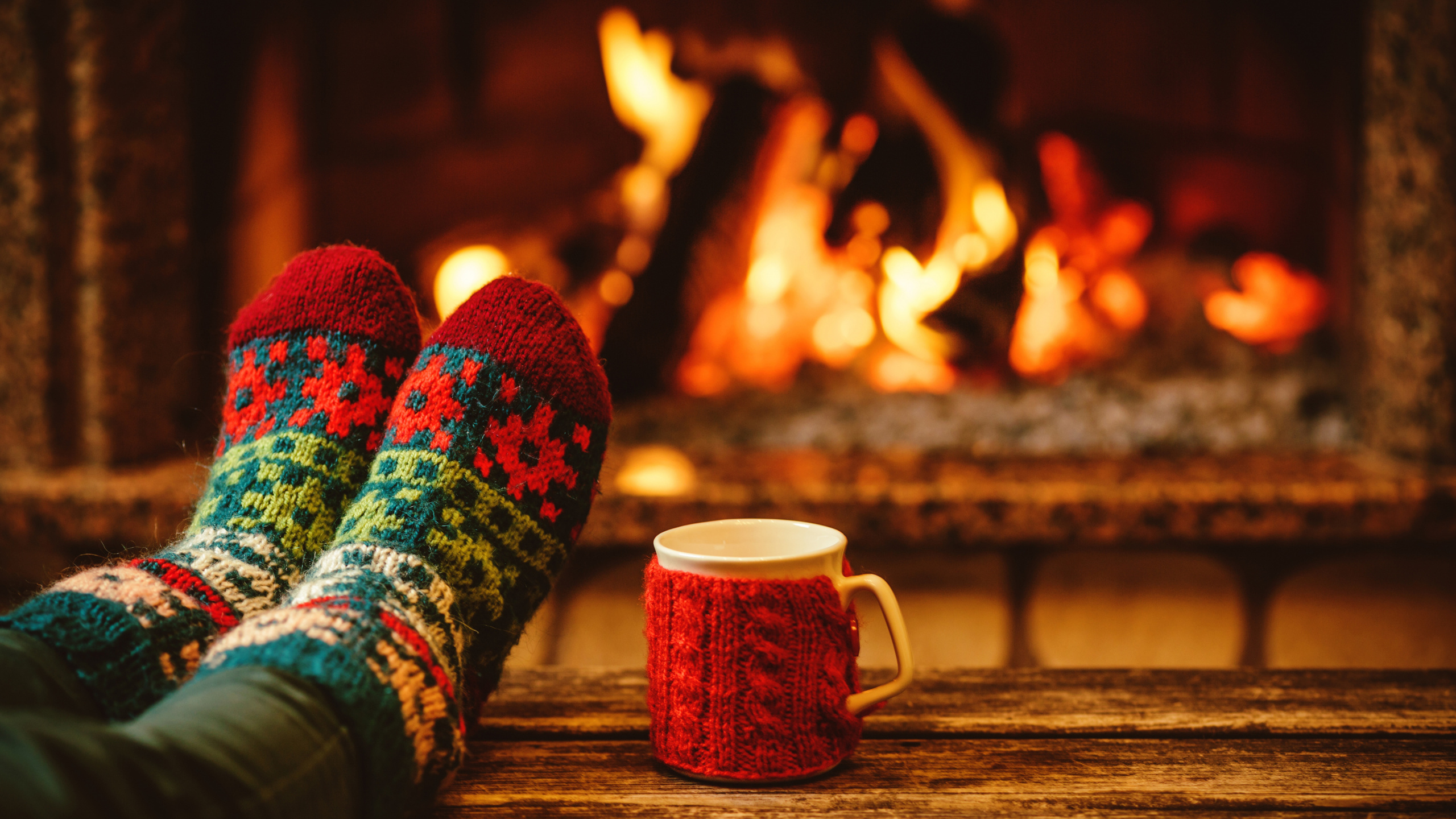 Обои рождественские носки, Рождественский день, носок, праздник, Апельсин в разрешении 2560x1440