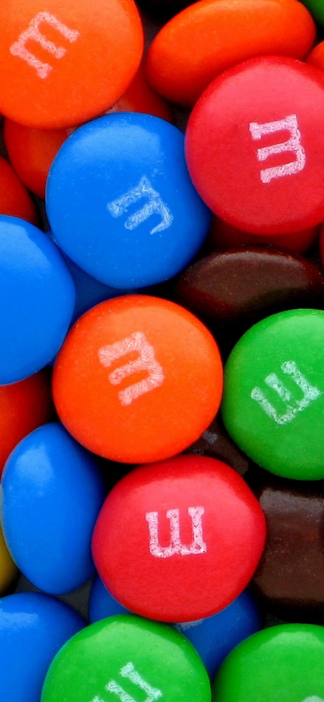 Обои конфета, мяч, красочность, пластик, шоколад в разрешении 1125x2436