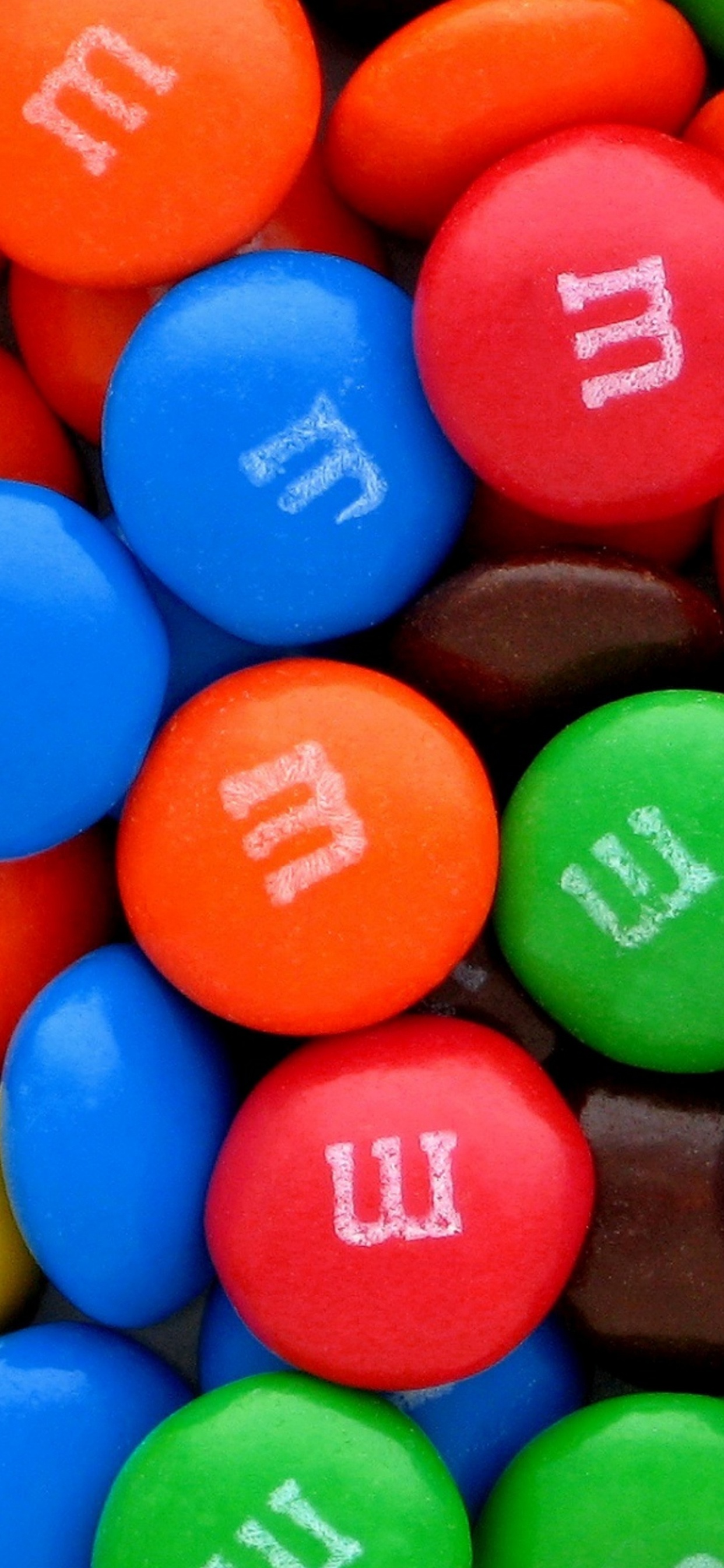 Обои конфета, мяч, красочность, пластик, шоколад в разрешении 1242x2688