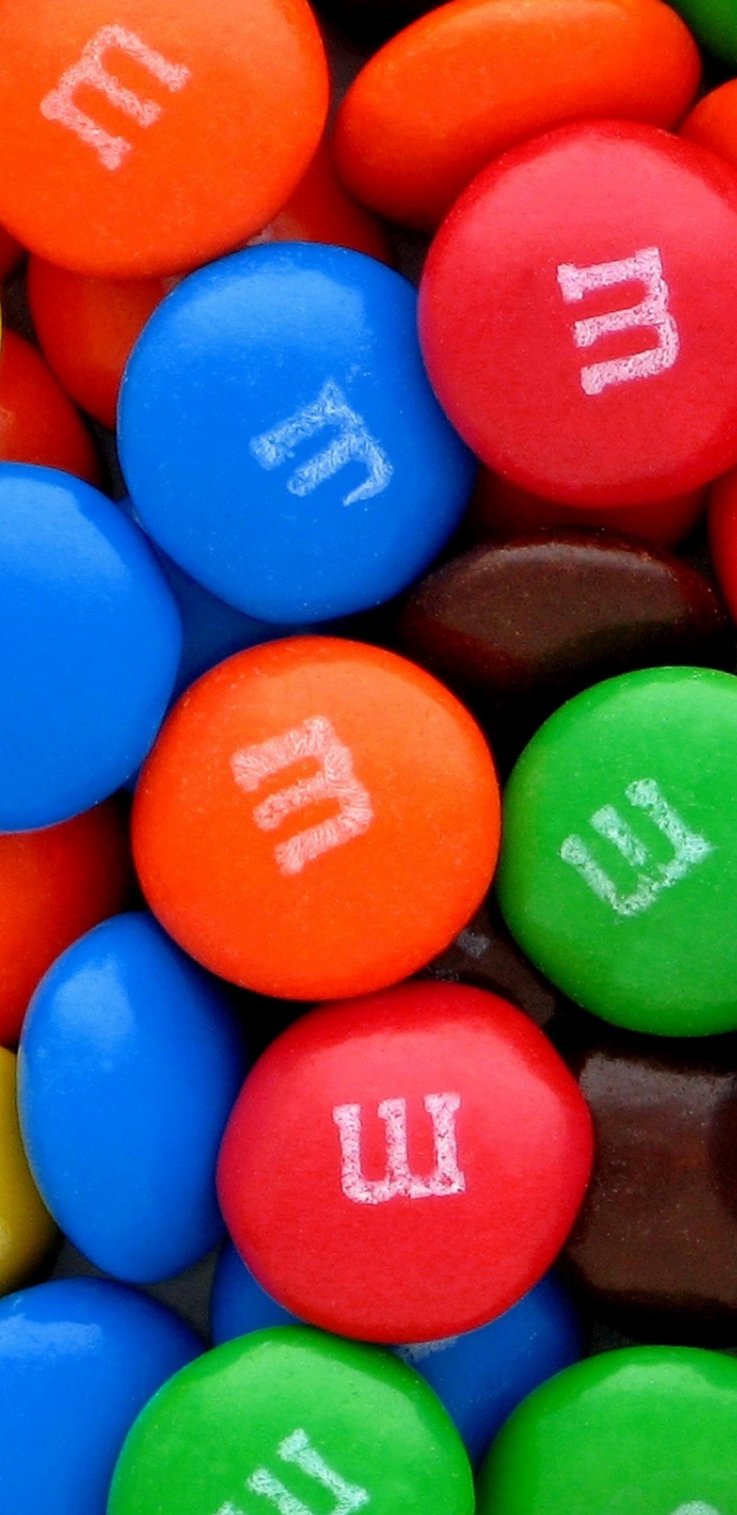 Обои конфета, мяч, красочность, пластик, шоколад в разрешении 1440x2960