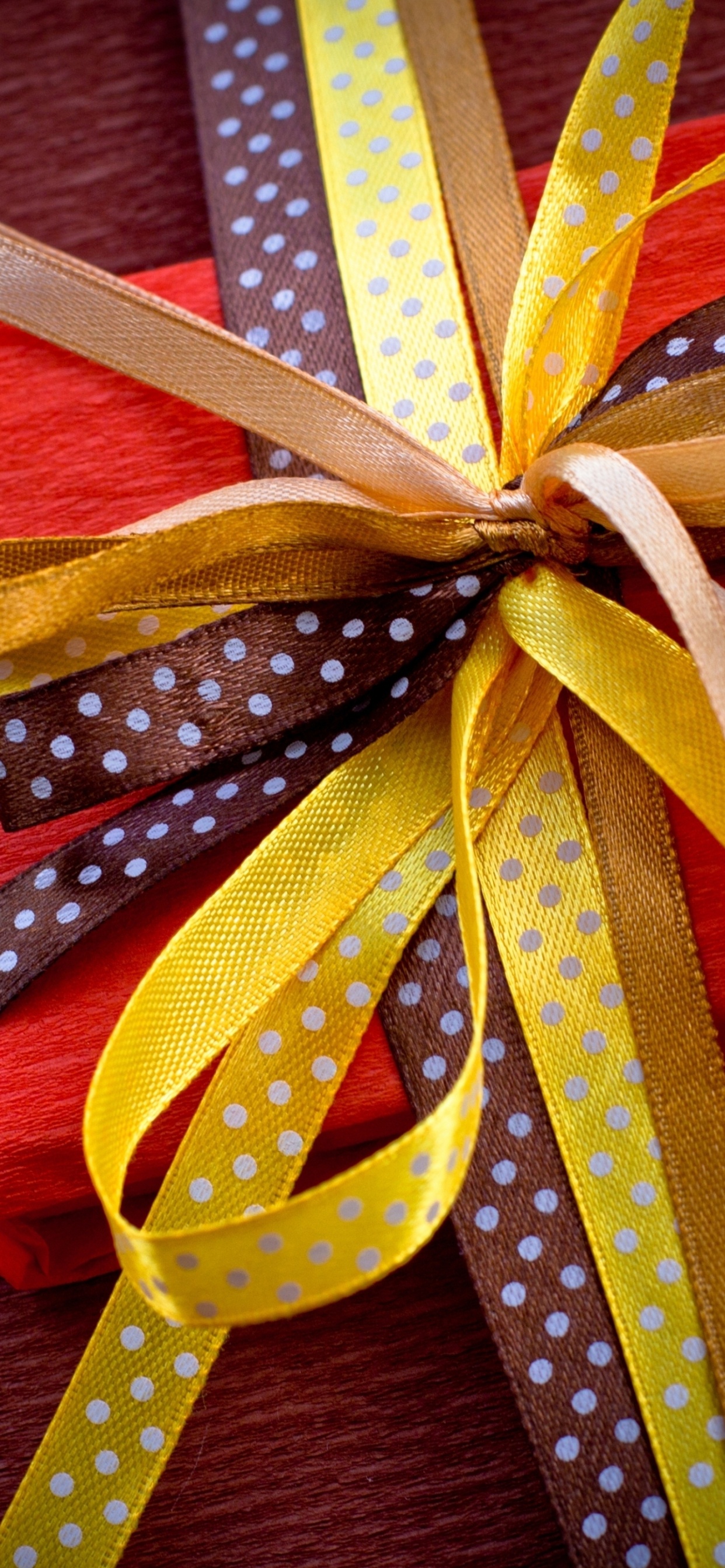 Обои подарок, лента, настоящее время, подарочная упаковка, желтый в разрешении 1242x2688