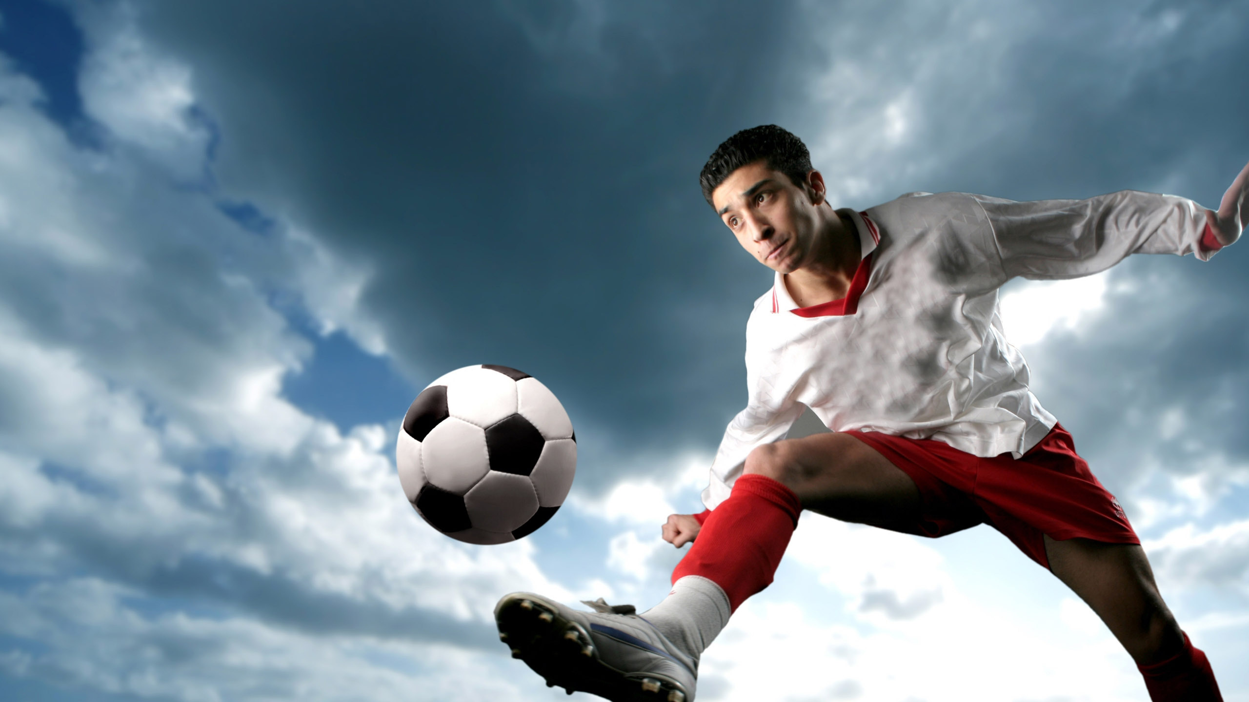 Обои Футбольный игрок, спортсмен, футбол, мяч, футбольный удар в разрешении 2560x1440