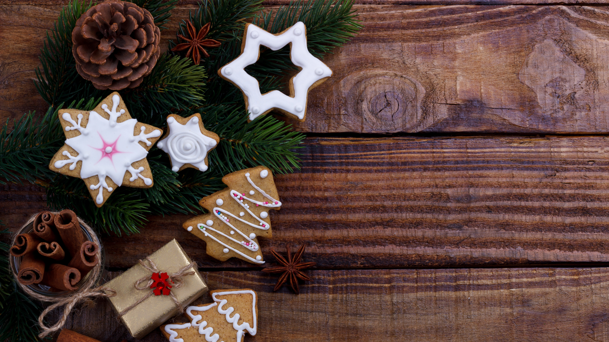 Обои Рождество, Рождественские украшения, Новый год, коричневый цвет, рождественский орнамент в разрешении 2560x1440