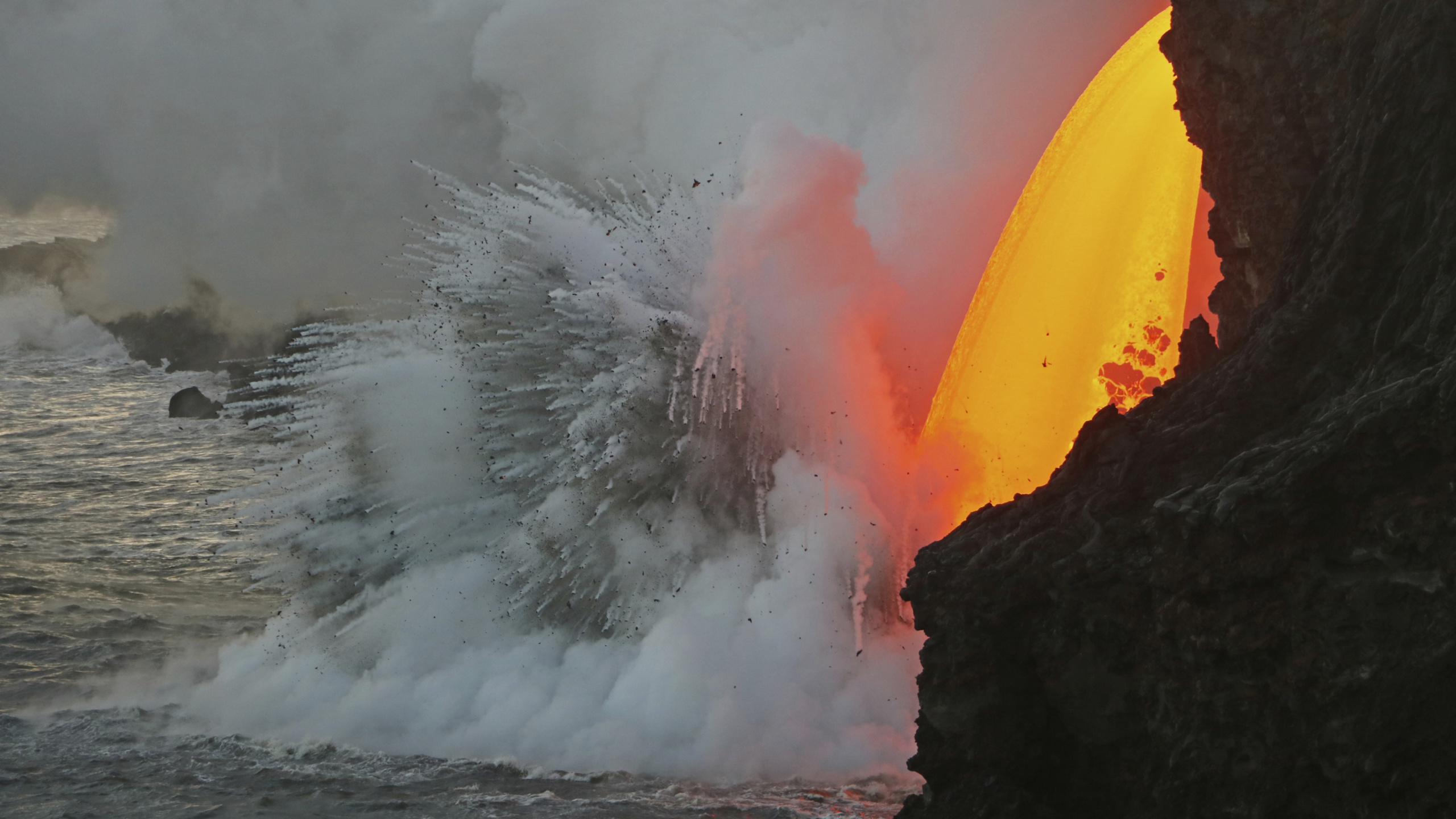 Обои лава, вулкан, море, лавовая труба, рок в разрешении 2560x1440