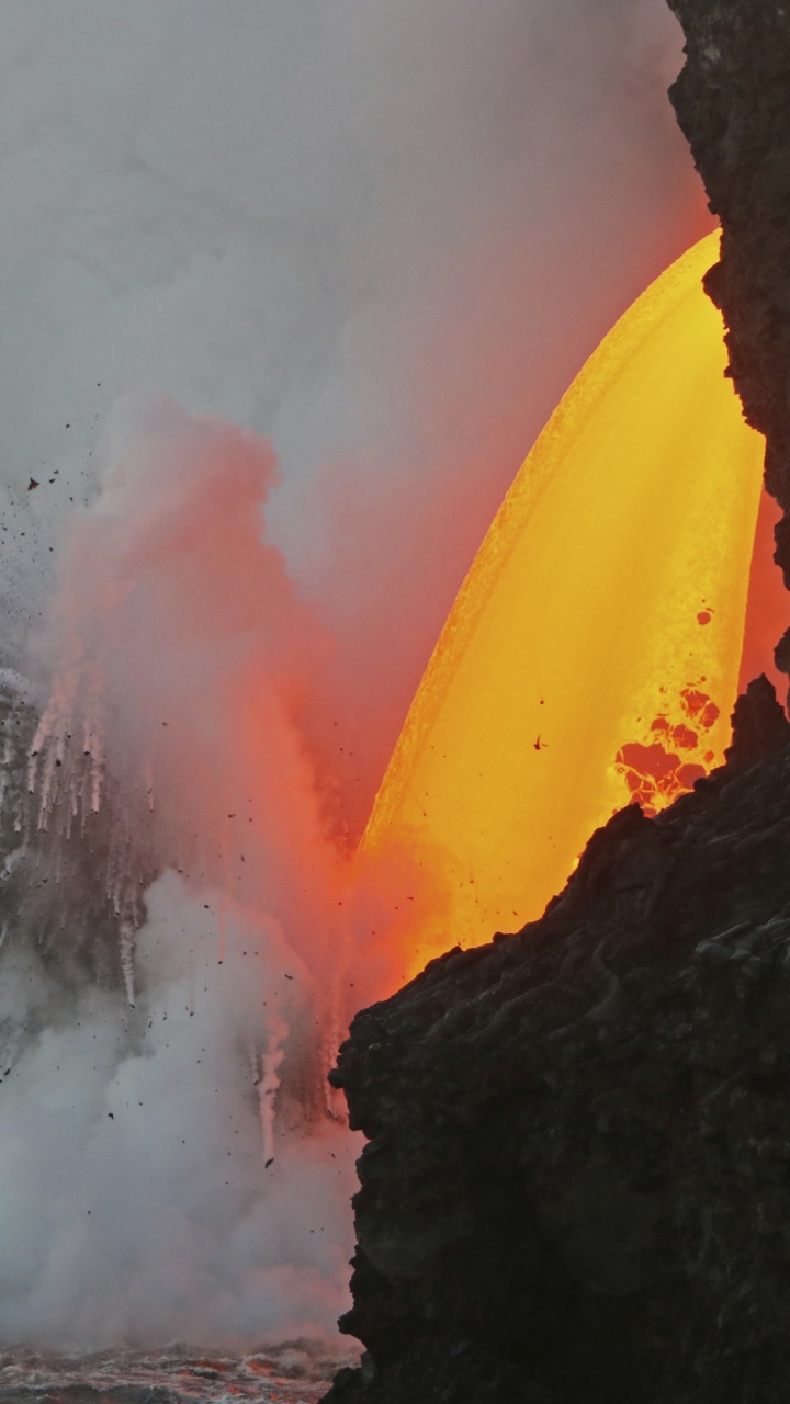 Обои лава, вулкан, море, лавовая труба, рок в разрешении 720x1280