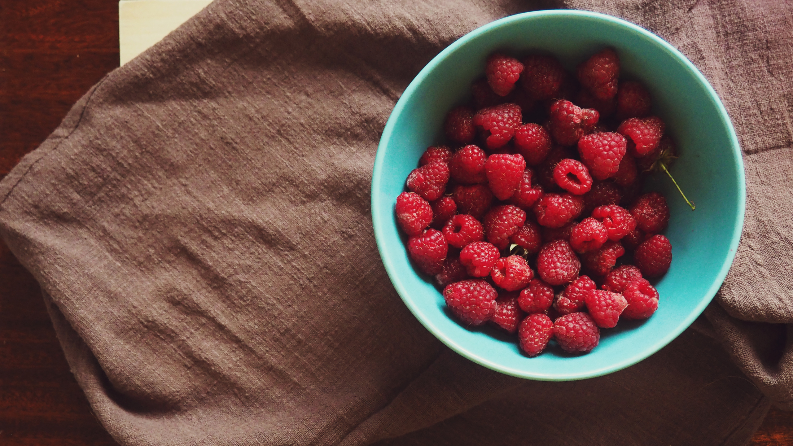 Обои ягоды, фрукты, пища, суперфуд, природные продукты в разрешении 2560x1440