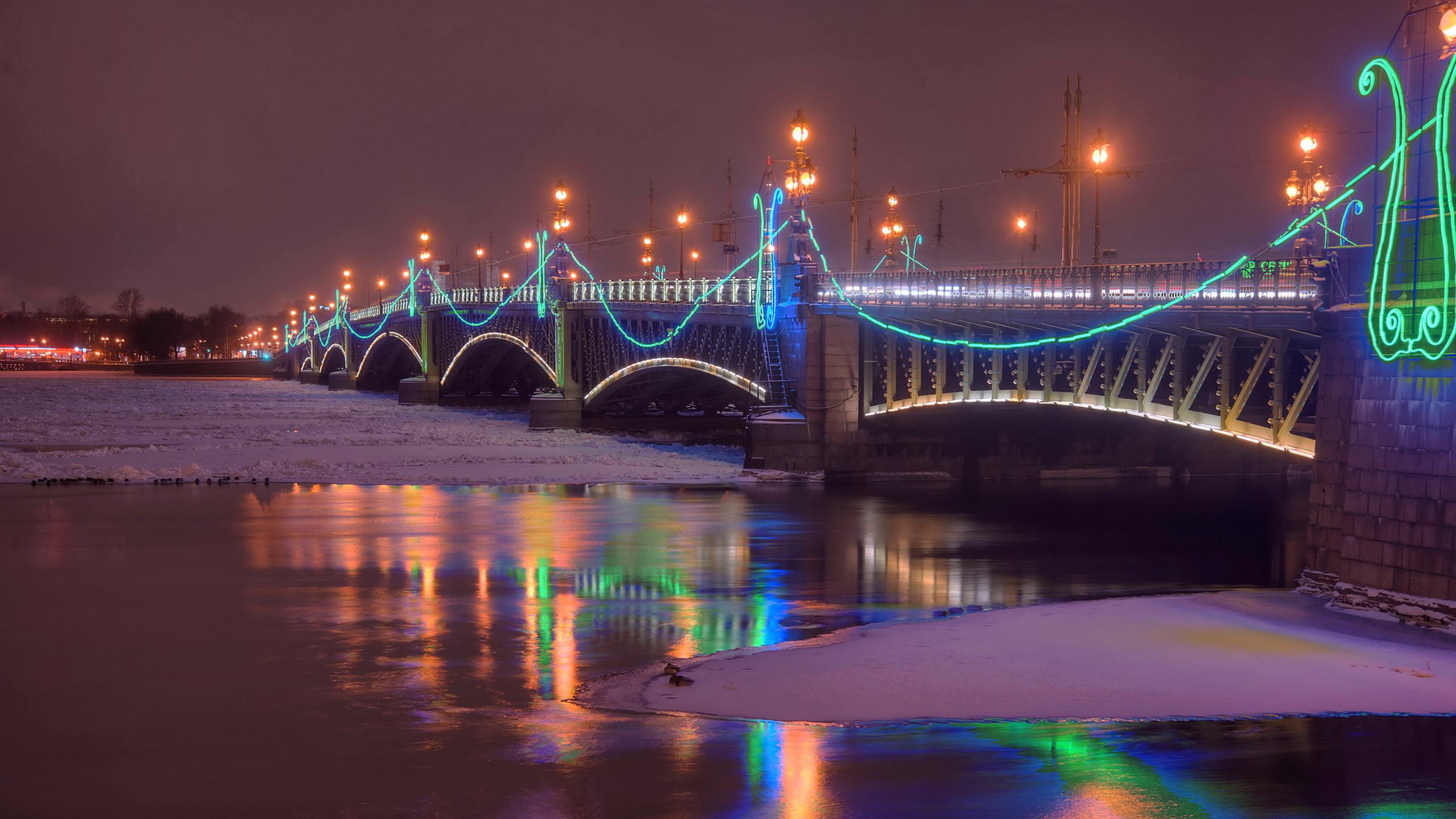 Обои мост, ночь, вода, ориентир, свет в разрешении 2560x1440