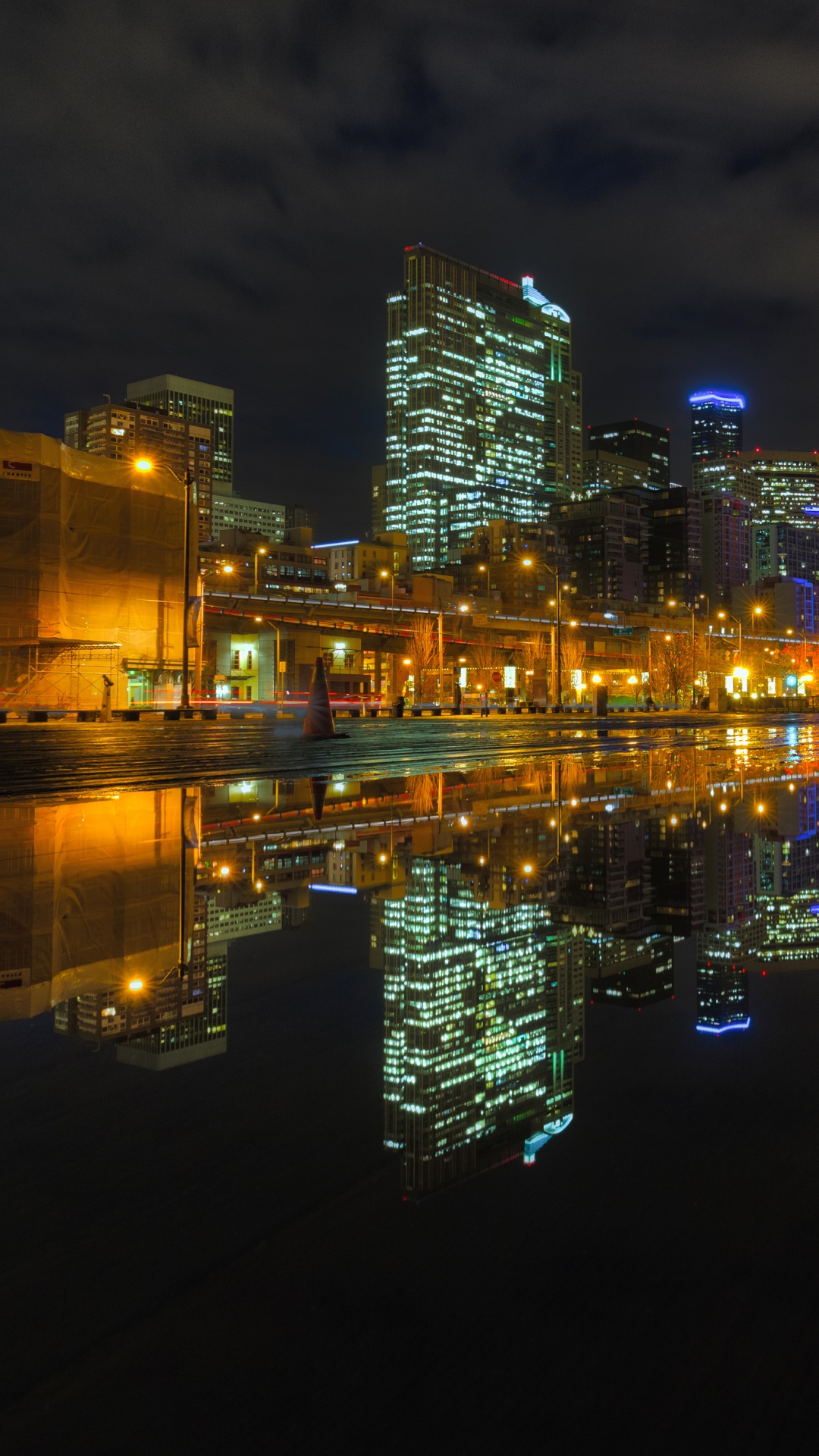 Обои отражение, ночь, городской пейзаж, город, вода в разрешении 1080x1920