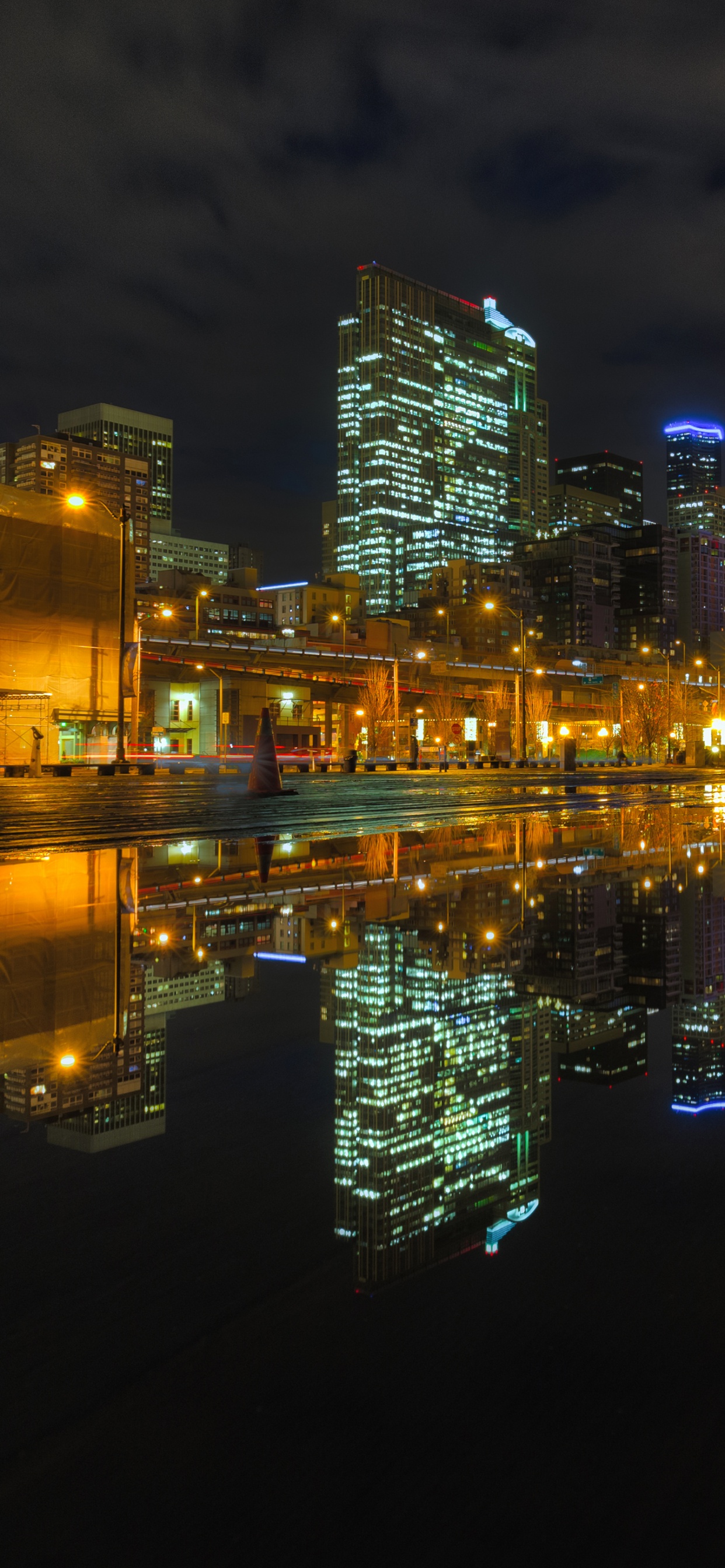 Обои отражение, ночь, городской пейзаж, город, вода в разрешении 1242x2688