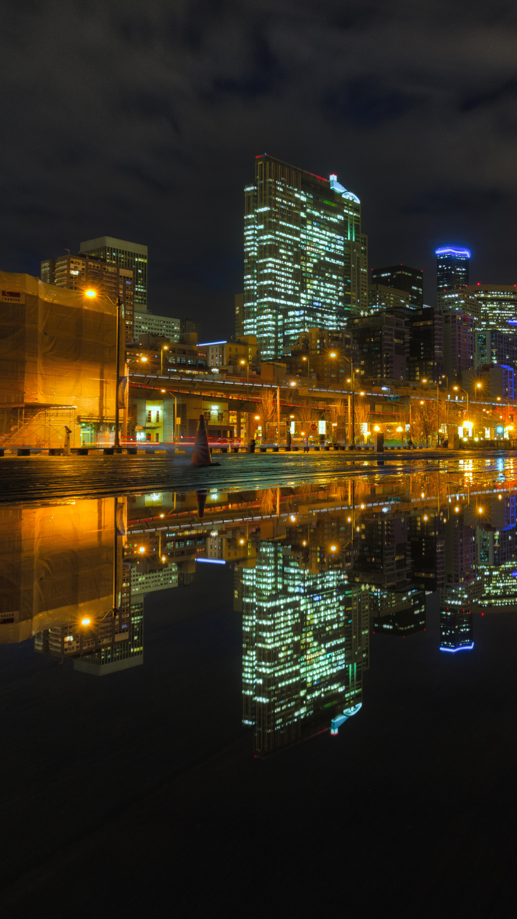 Обои отражение, ночь, городской пейзаж, город, вода в разрешении 750x1334