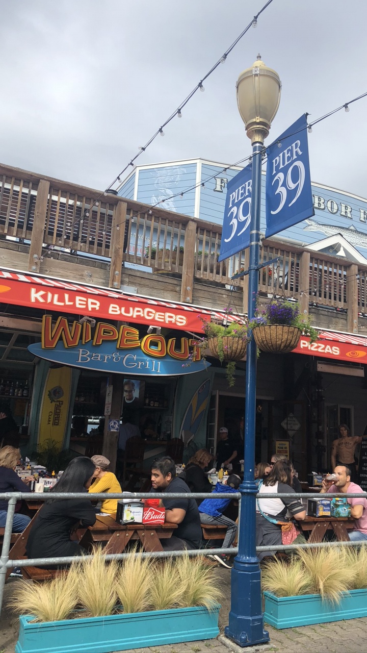 Обои уличный фонарь, электричество, зонтик, электроснабжение, тент в разрешении 720x1280