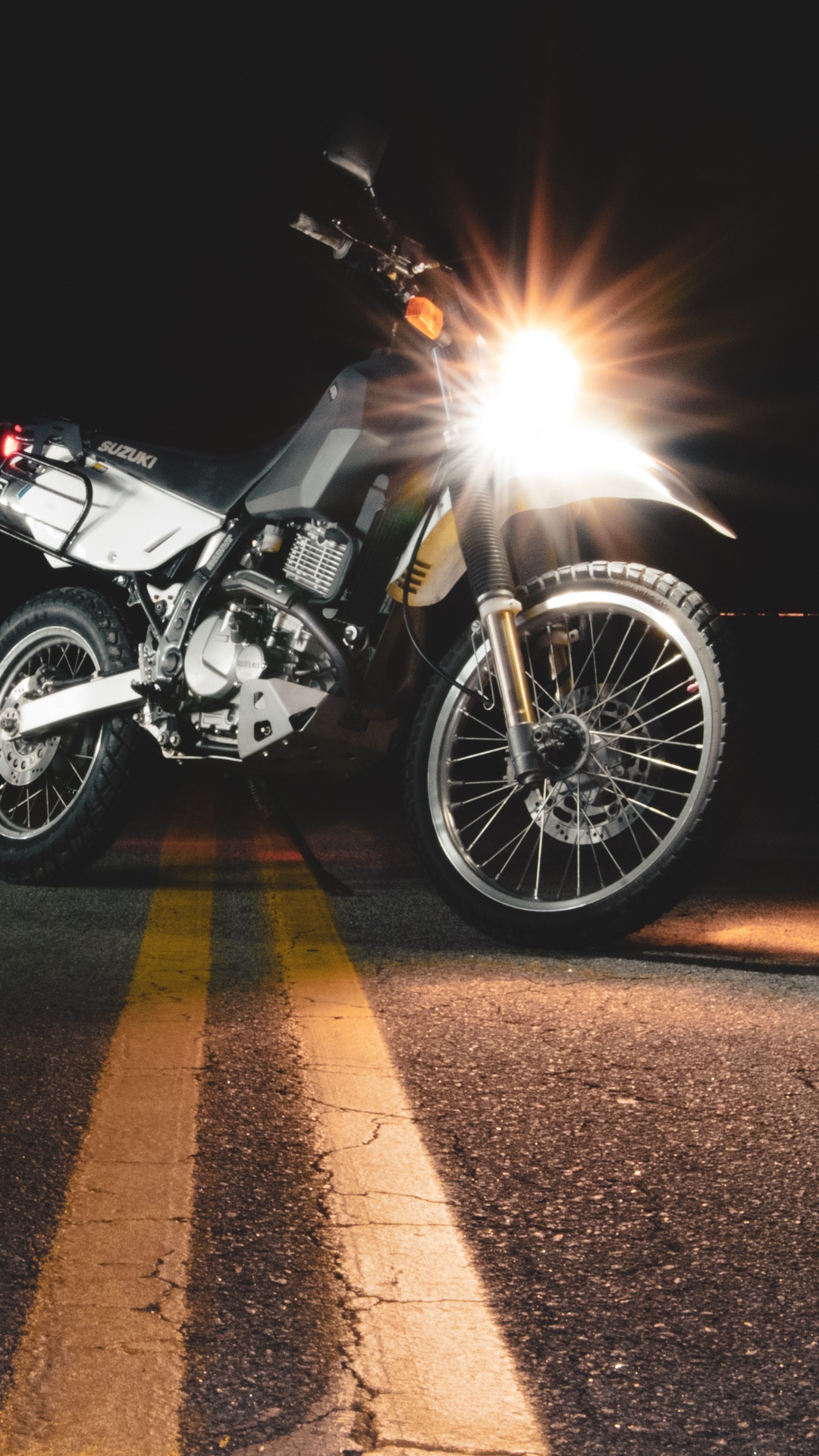 Обои мотоцикл, аксессуары для мотоциклов, автомобильное освещение, фара, авто в разрешении 1080x1920