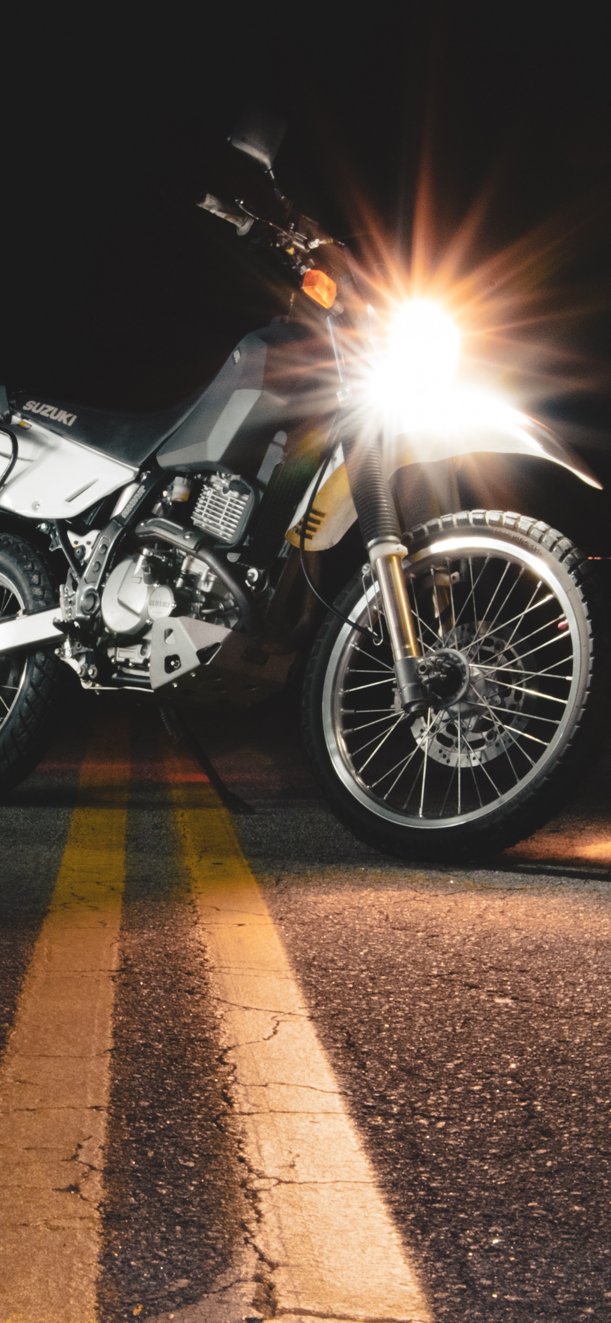 Обои мотоцикл, аксессуары для мотоциклов, автомобильное освещение, фара, авто в разрешении 1242x2688
