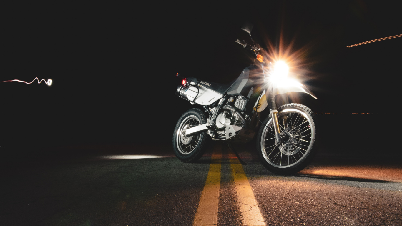 Обои мотоцикл, аксессуары для мотоциклов, автомобильное освещение, фара, авто в разрешении 1366x768