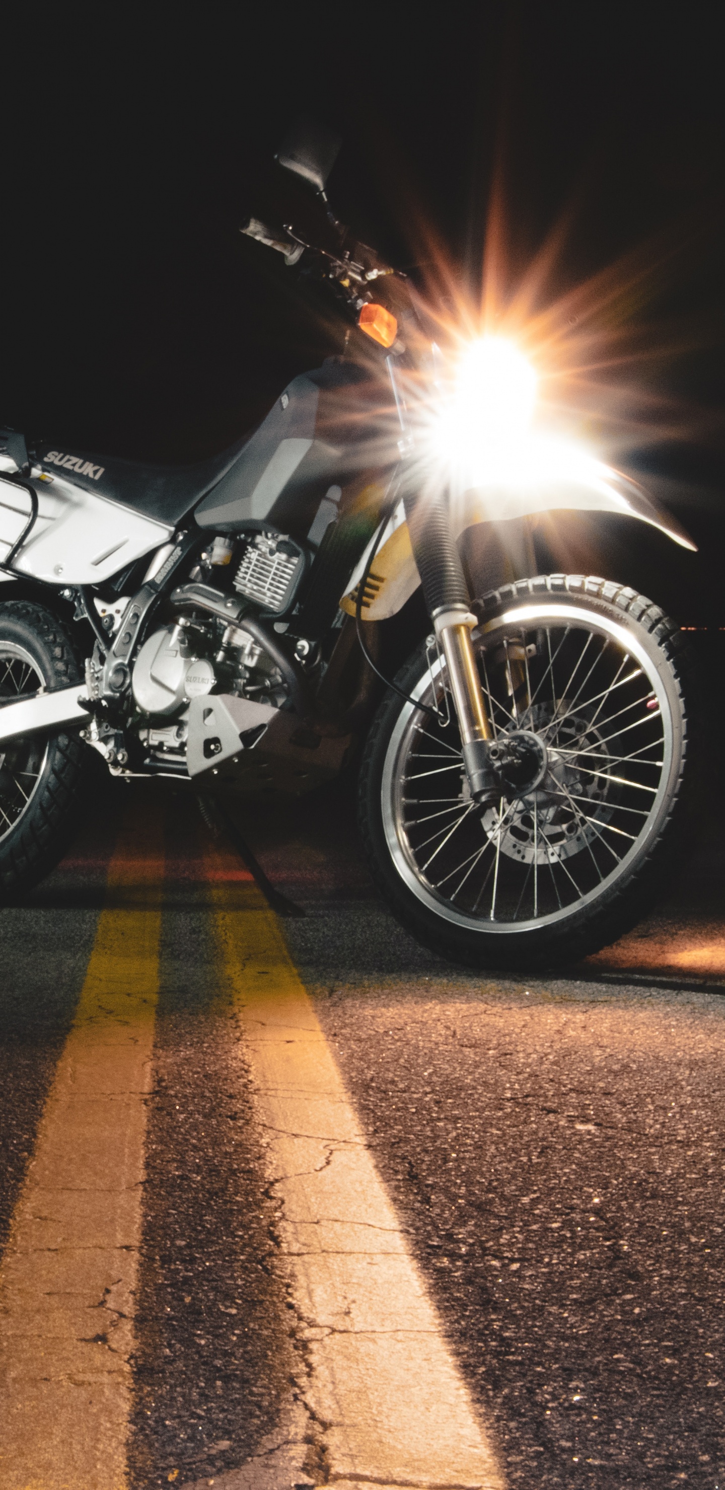 Обои мотоцикл, аксессуары для мотоциклов, автомобильное освещение, фара, авто в разрешении 1440x2960