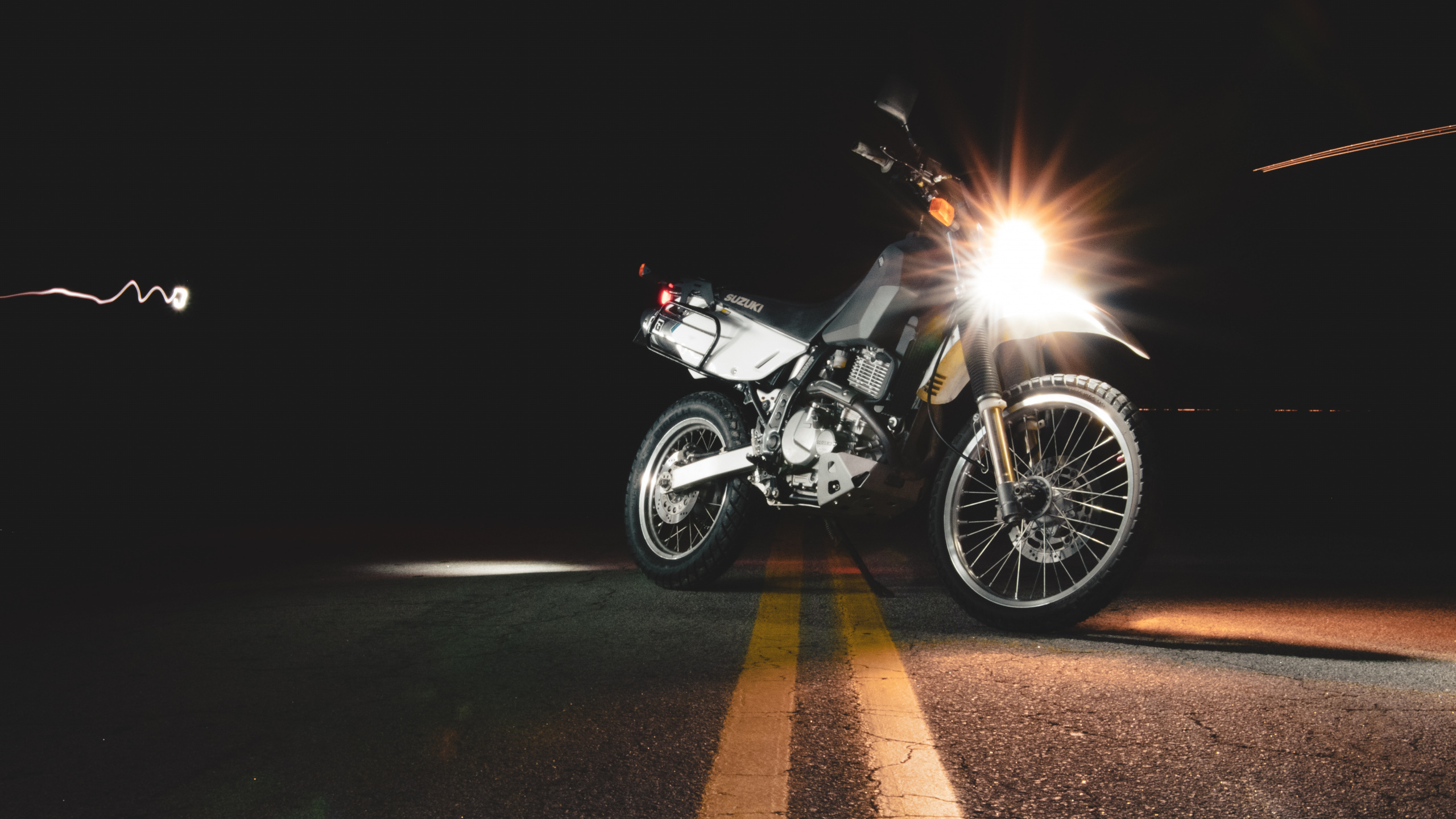 Обои мотоцикл, аксессуары для мотоциклов, автомобильное освещение, фара, авто в разрешении 2560x1440