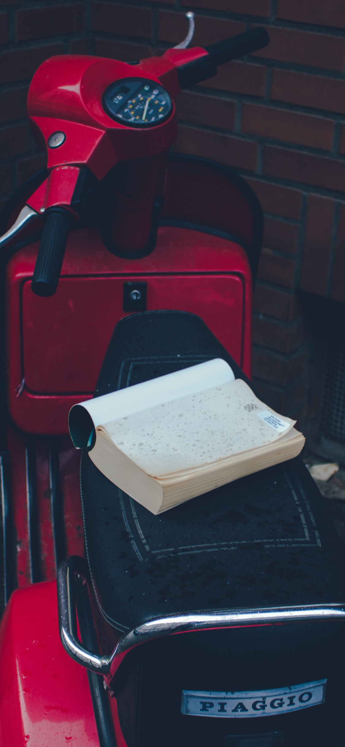 Обои свет, Скутер, мопед, мотоцикл, красный цвет в разрешении 1125x2436